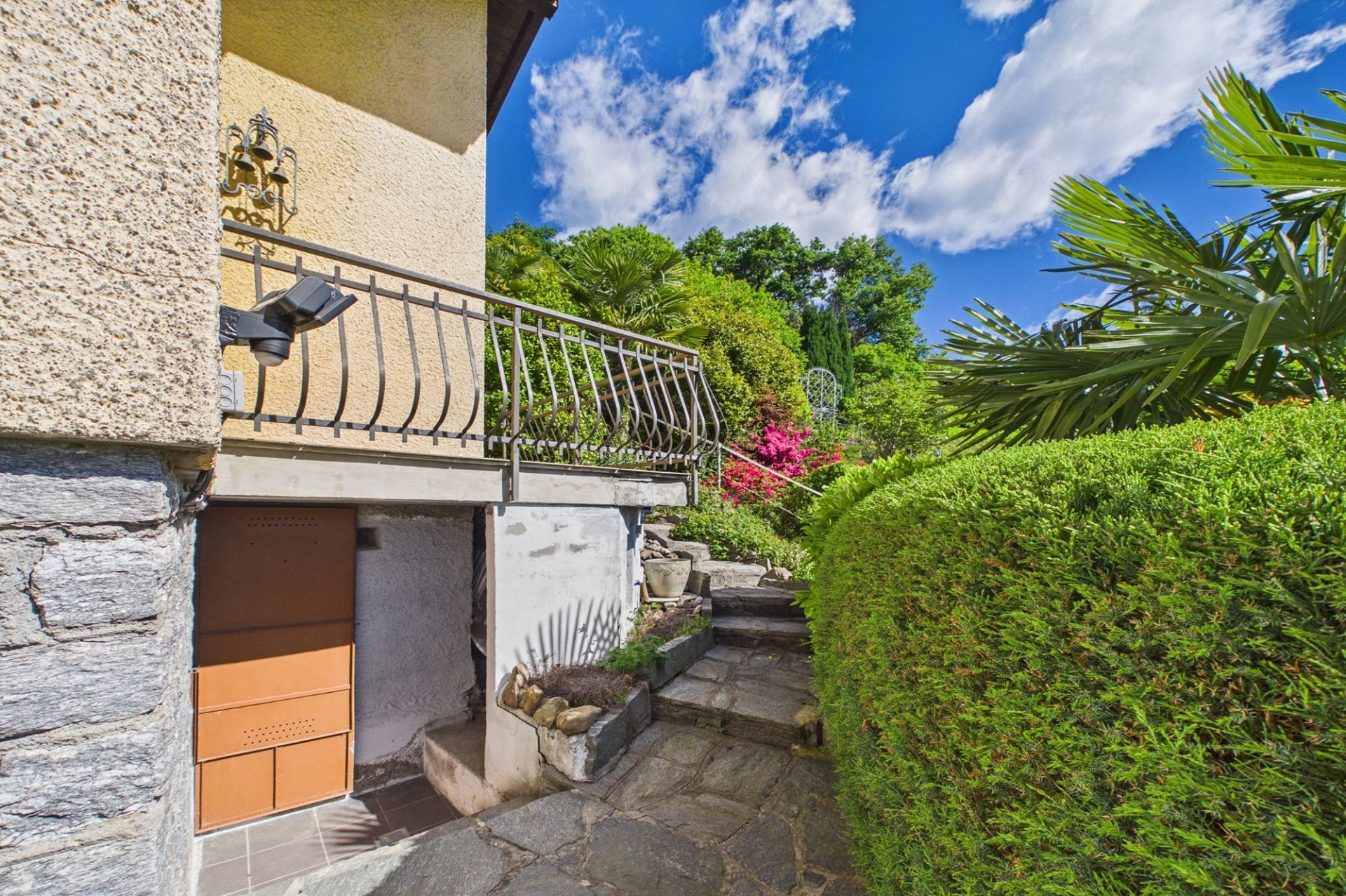 Außenansicht eines Hauses mit Gartenweg