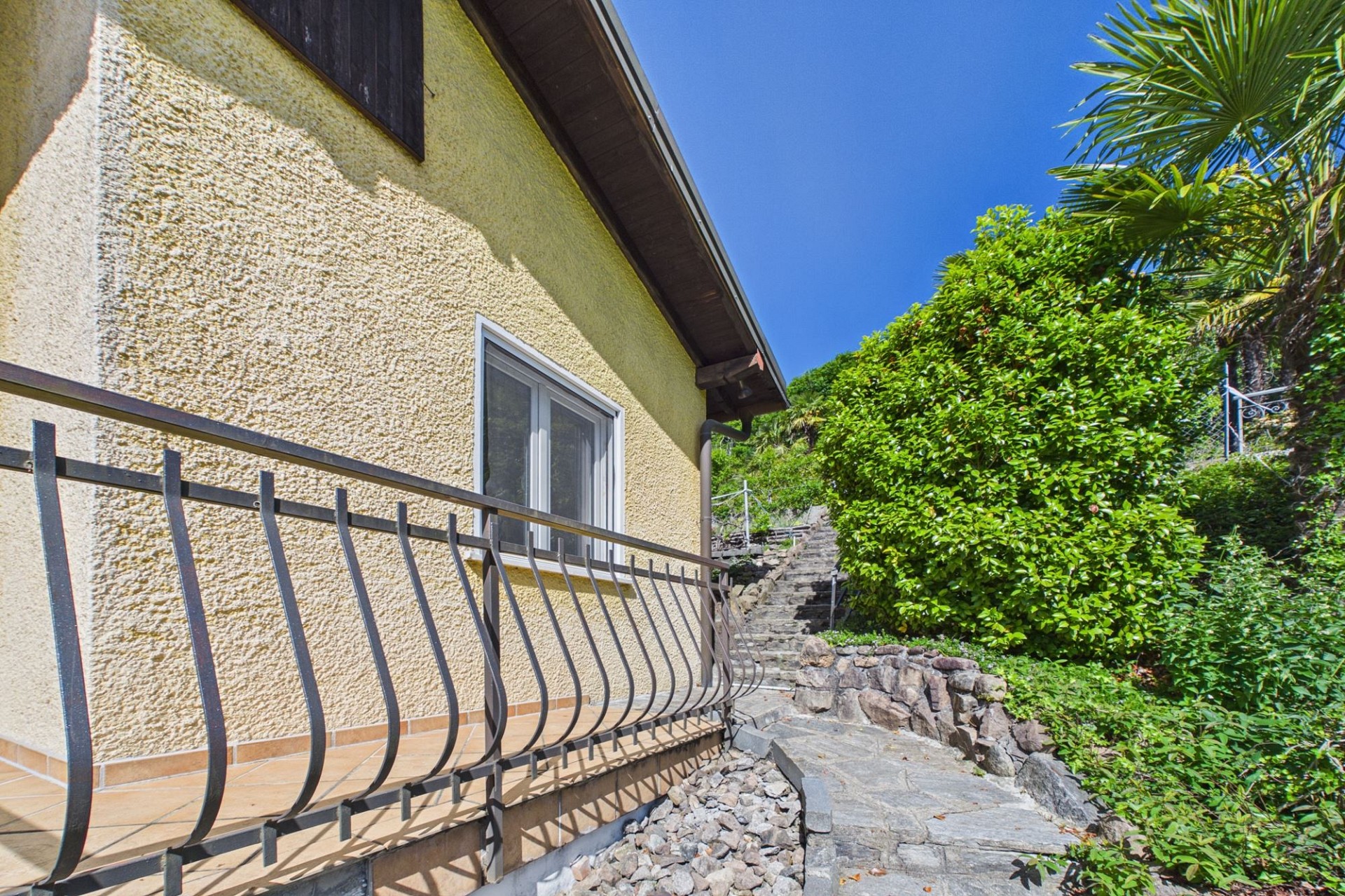 Außenansicht eines Hauses mit Gartenweg