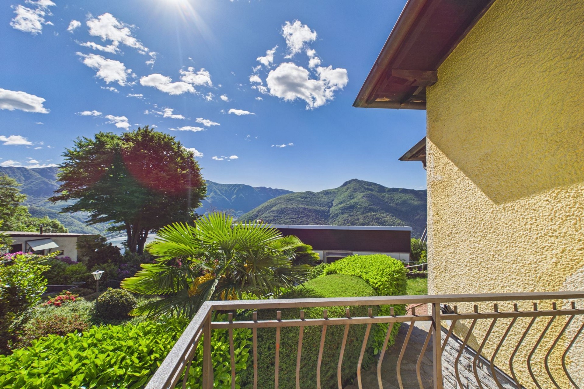 Balkon mit Bergblick