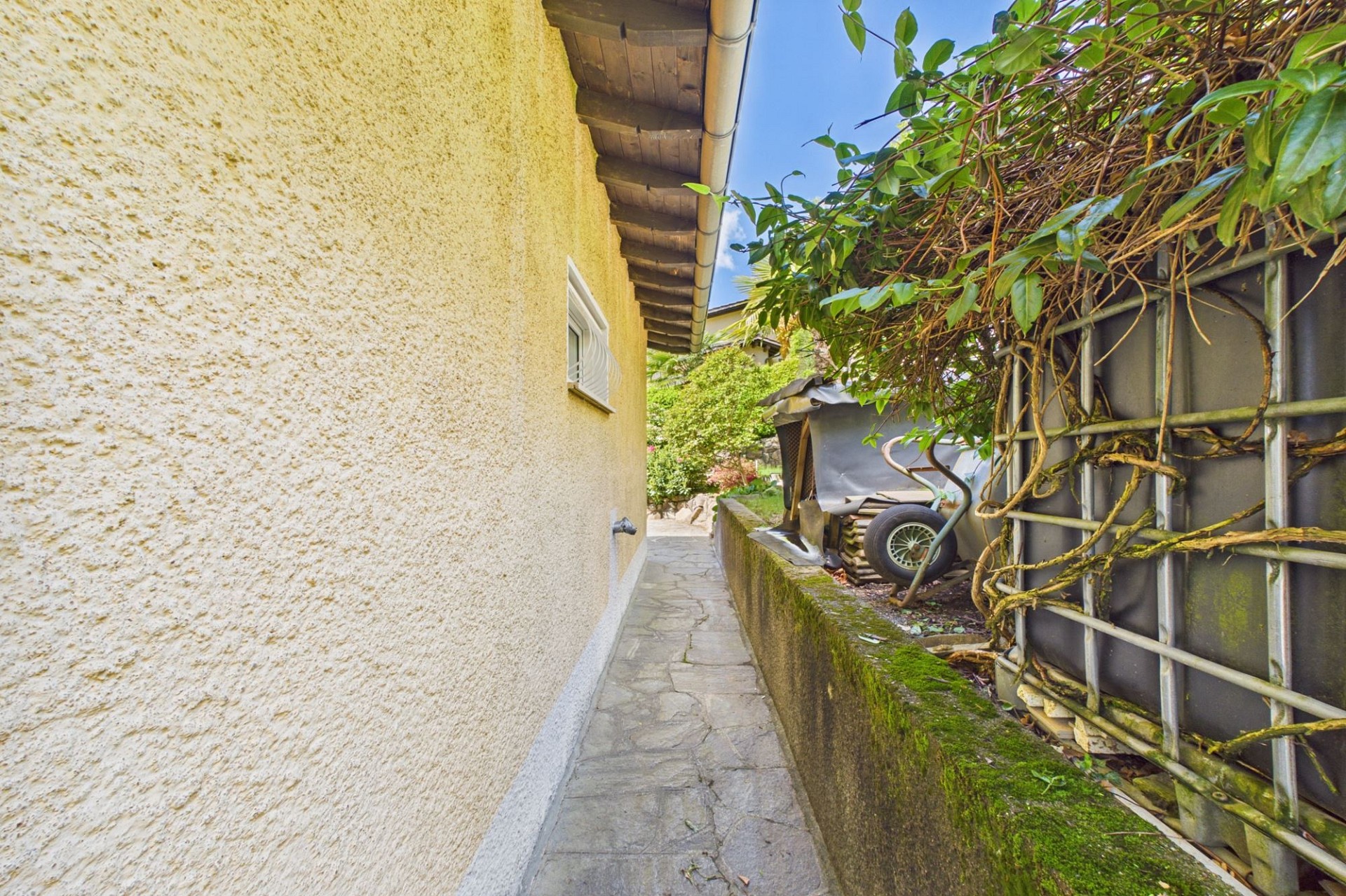 Schmaler seitlicher Außenweg am Haus
