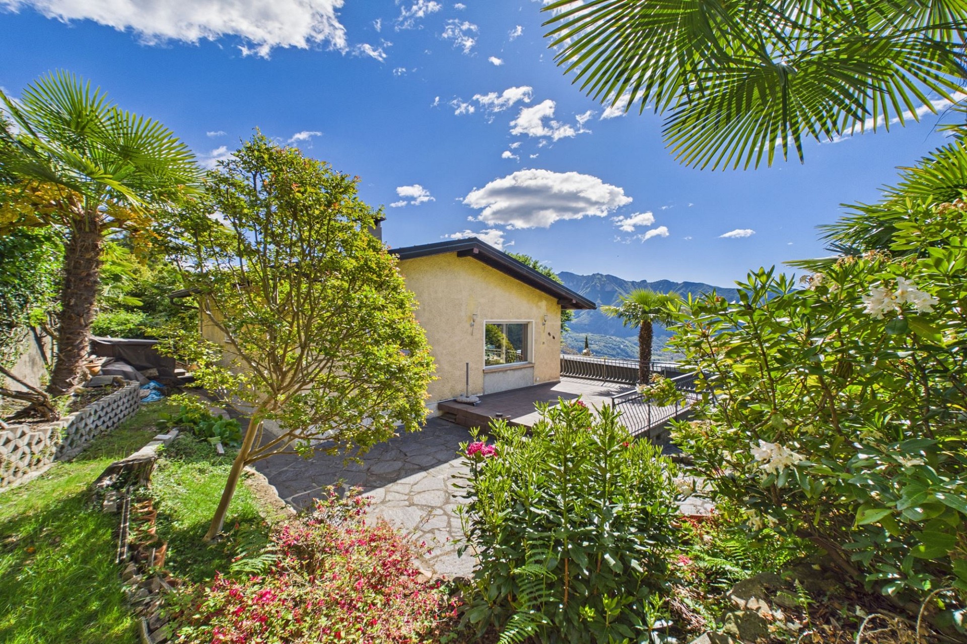 Haus mit großzügigem Garten und Bergblick