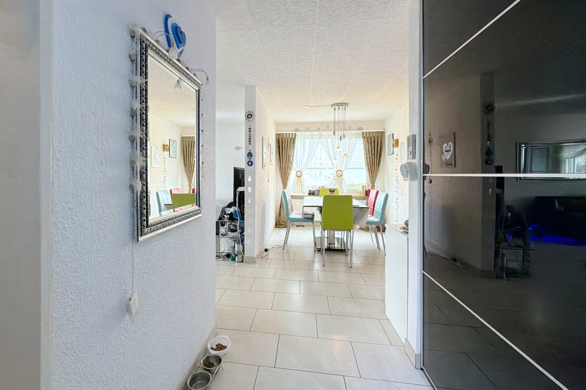 Heller Essbereich mit Flurblick