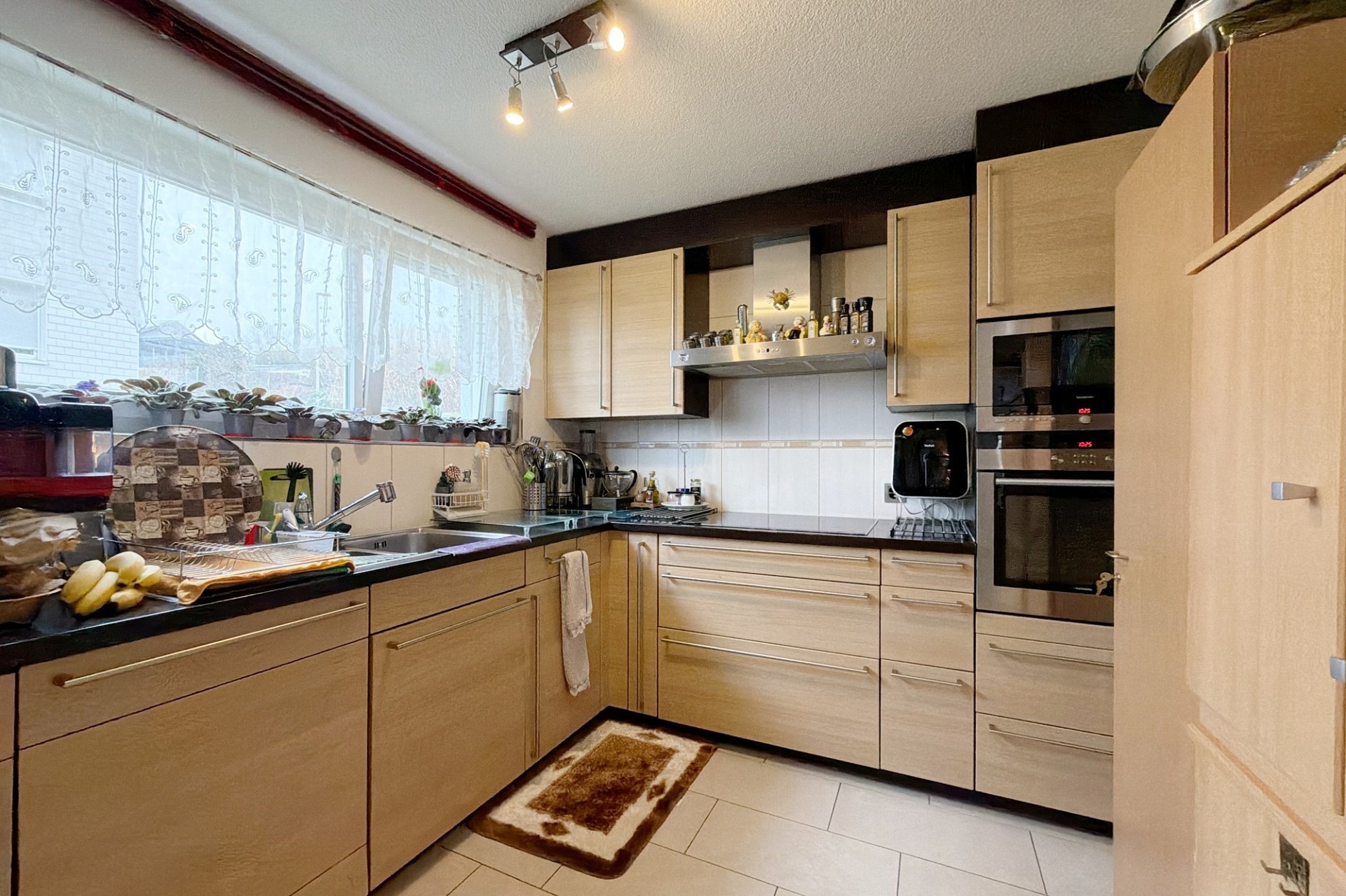 Kompakte Einbauküche mit Holzfronten