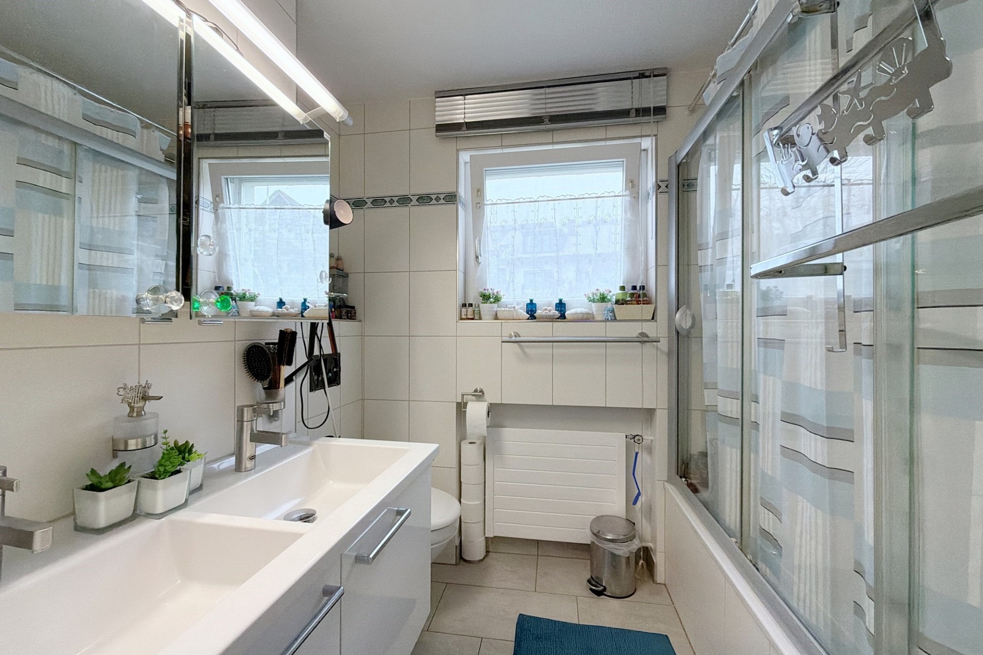 Helles, modernes Badezimmer mit Badewanne und Dusche