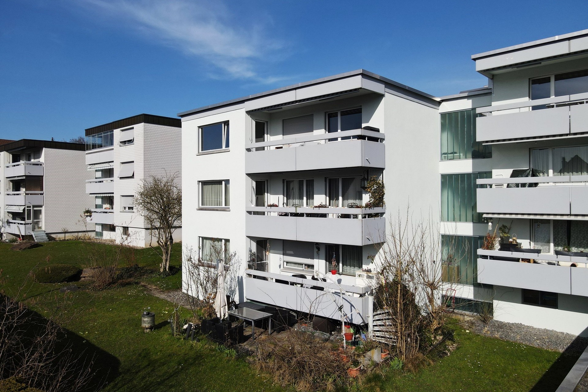 Modernes Mehrfamilienhaus mit Balkonen