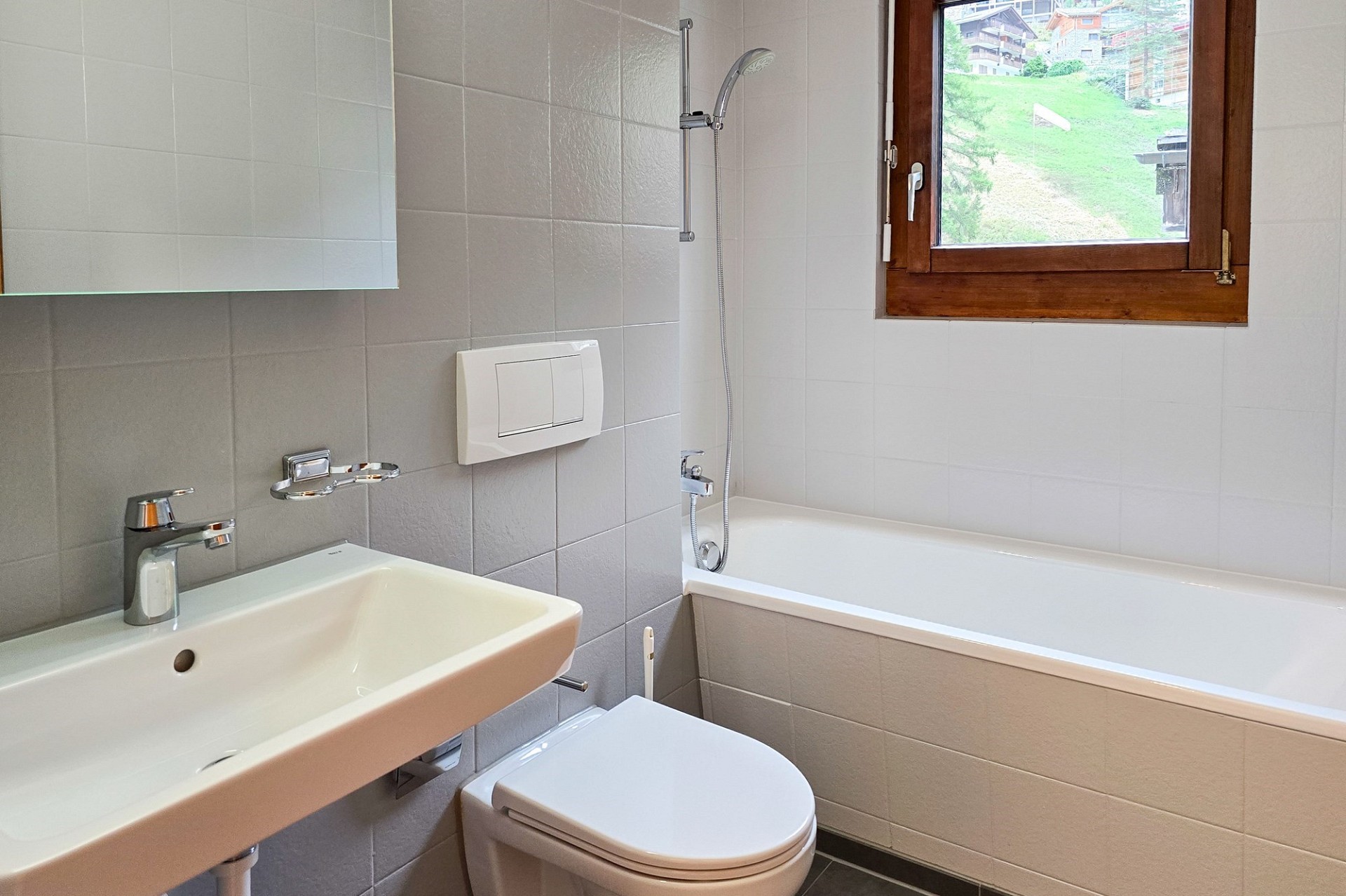Modernes Badezimmer mit Badewanne und Waschtisch