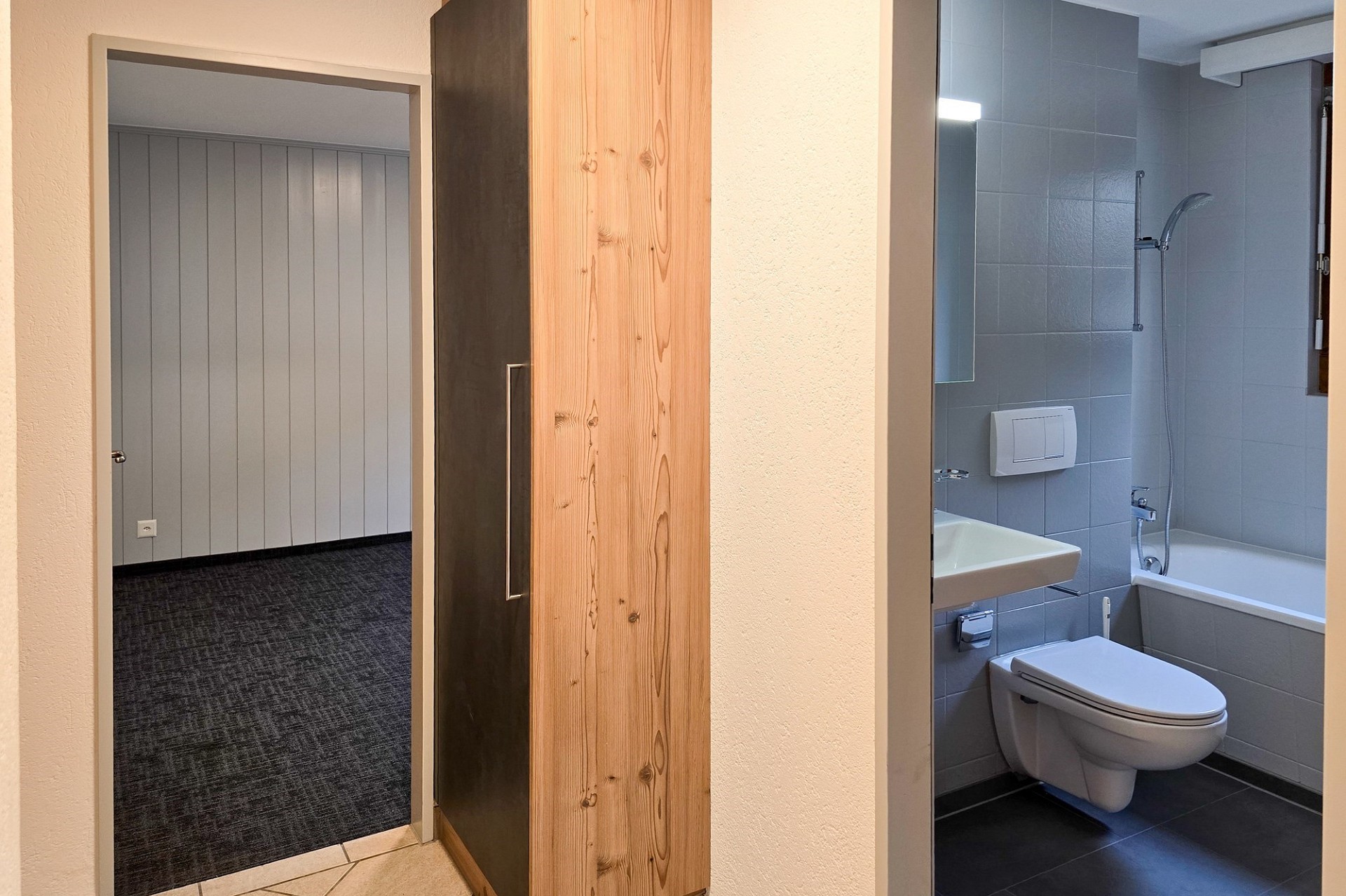 Flur mit Badezimmerblick