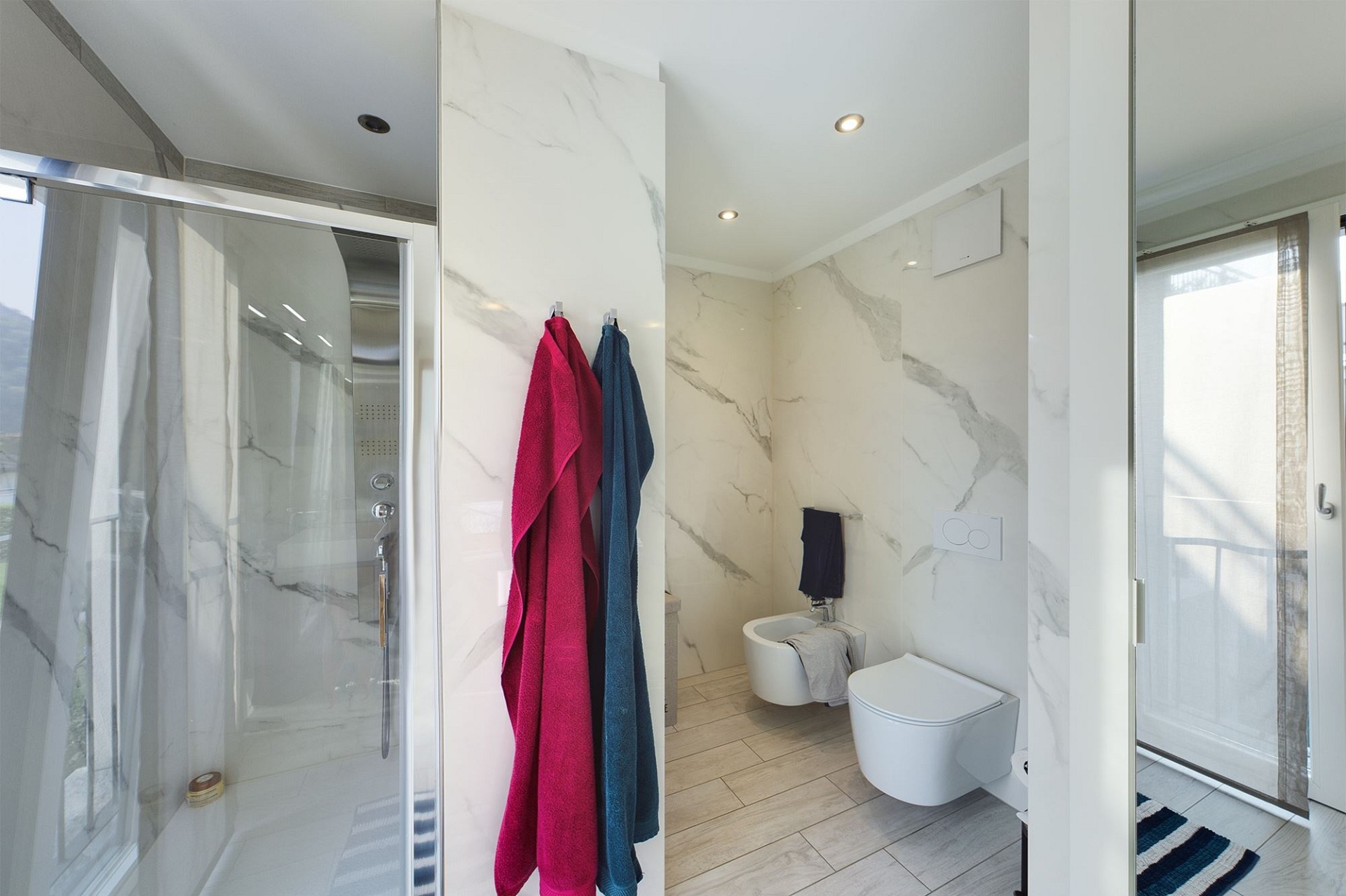 Modernes Badezimmer mit Dusche und WC