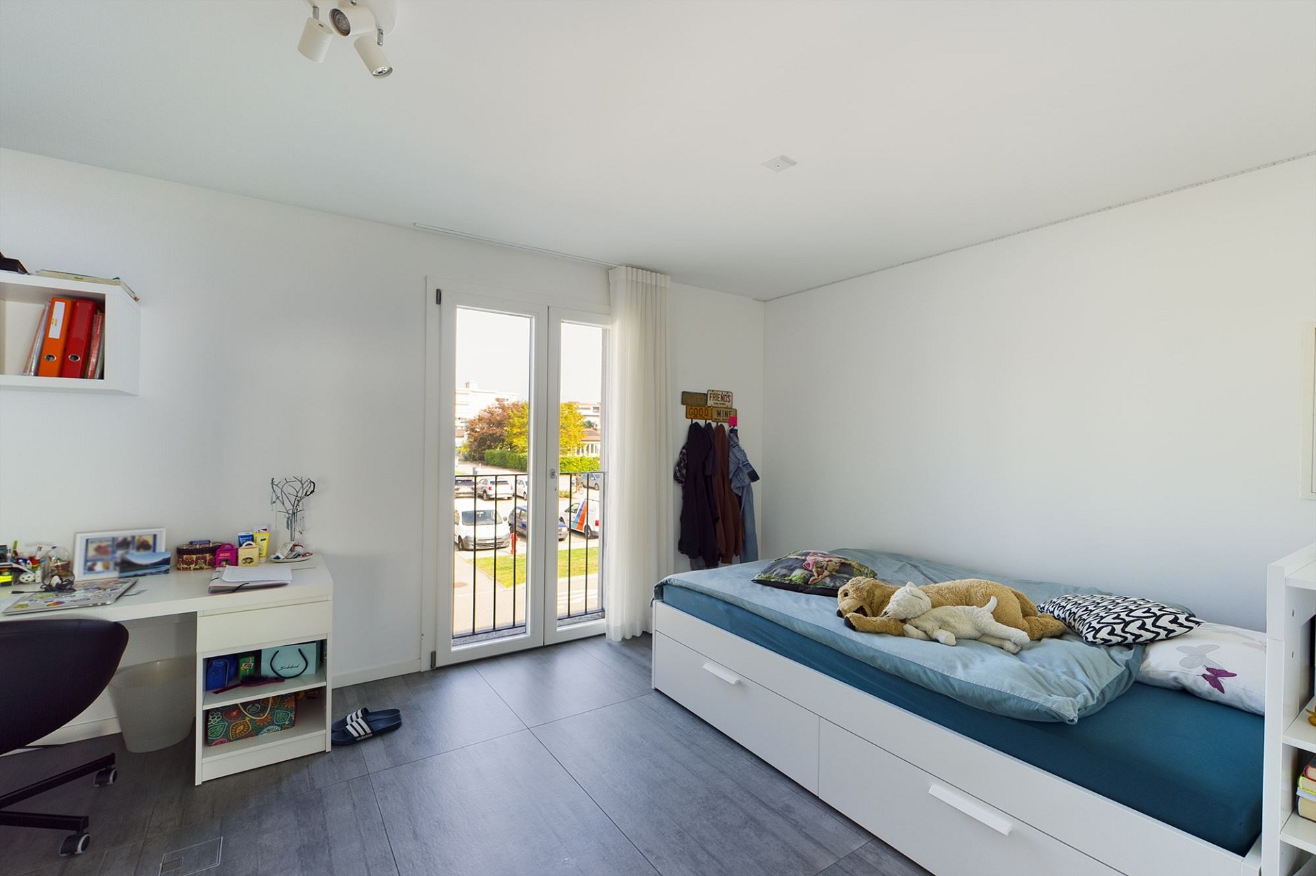 Helles Schlafzimmer mit Balkonzugang