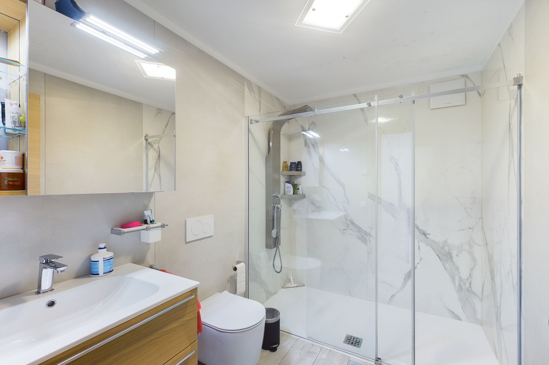 Modernes Badezimmer mit Dusche und Waschtisch