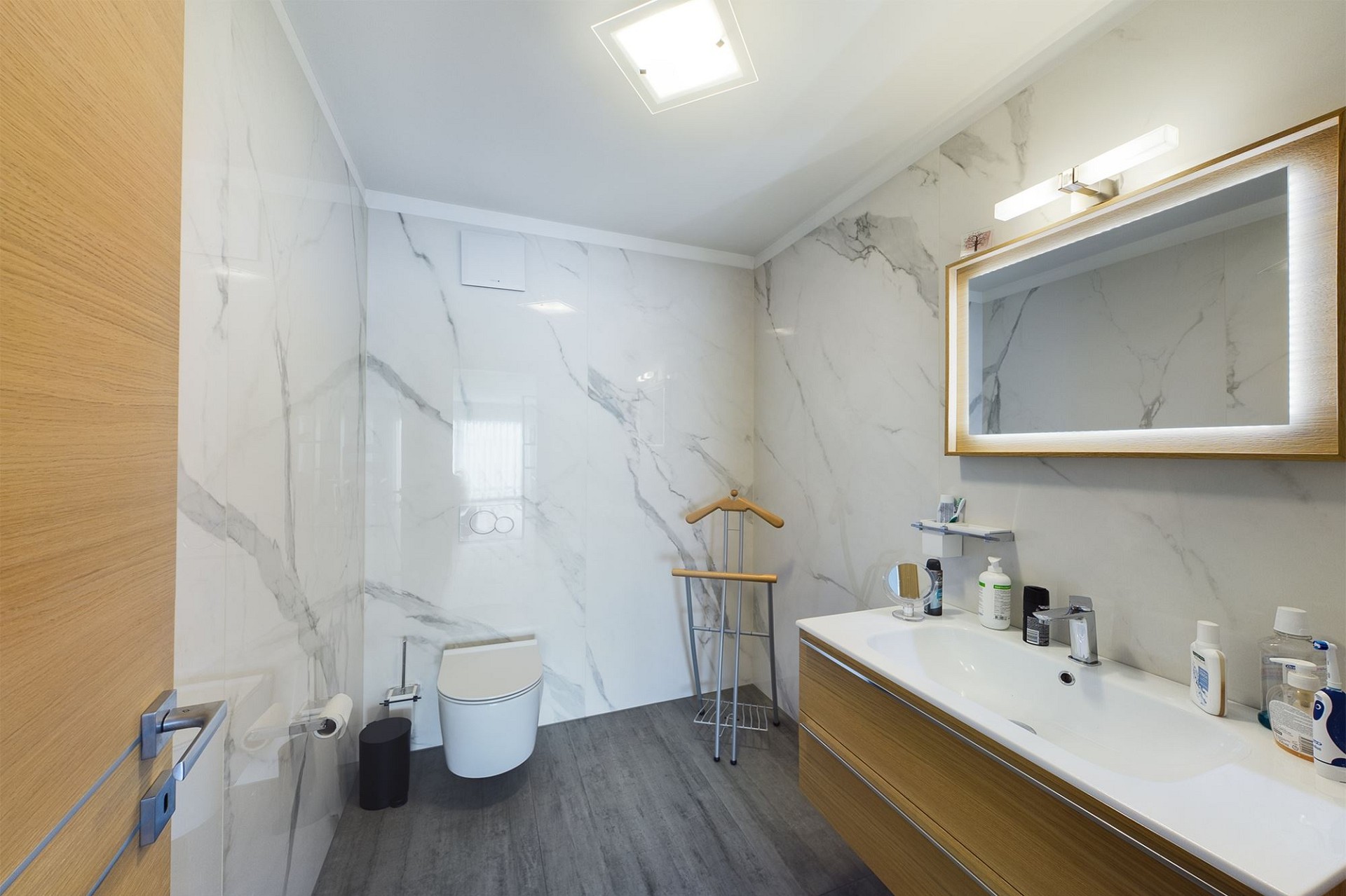 Modernes Gäste-WC mit Marmoroptik