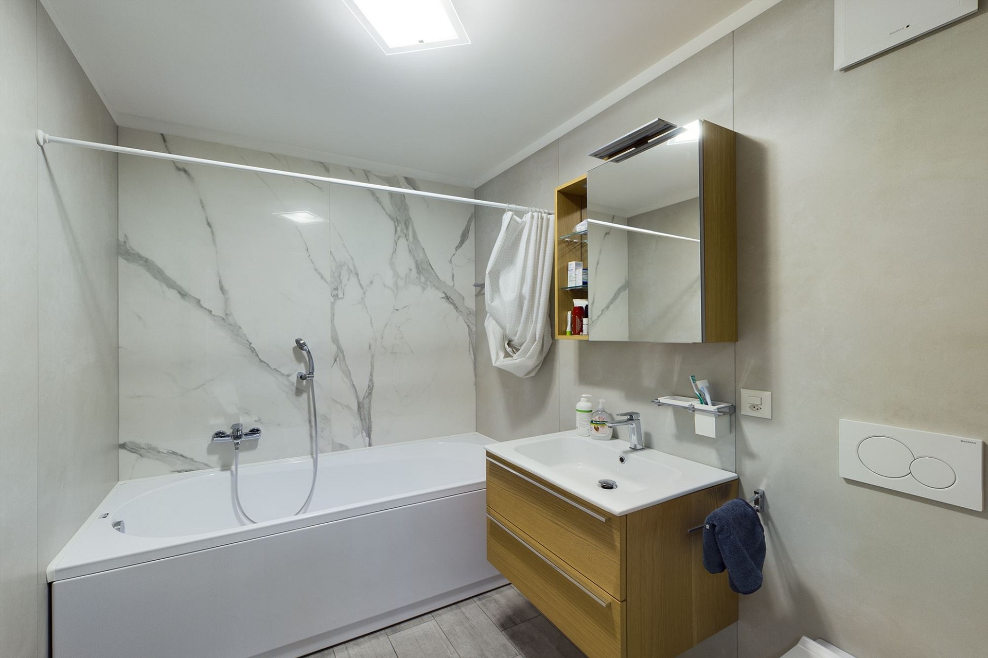 Modernes Badezimmer mit Badewanne und Waschtisch