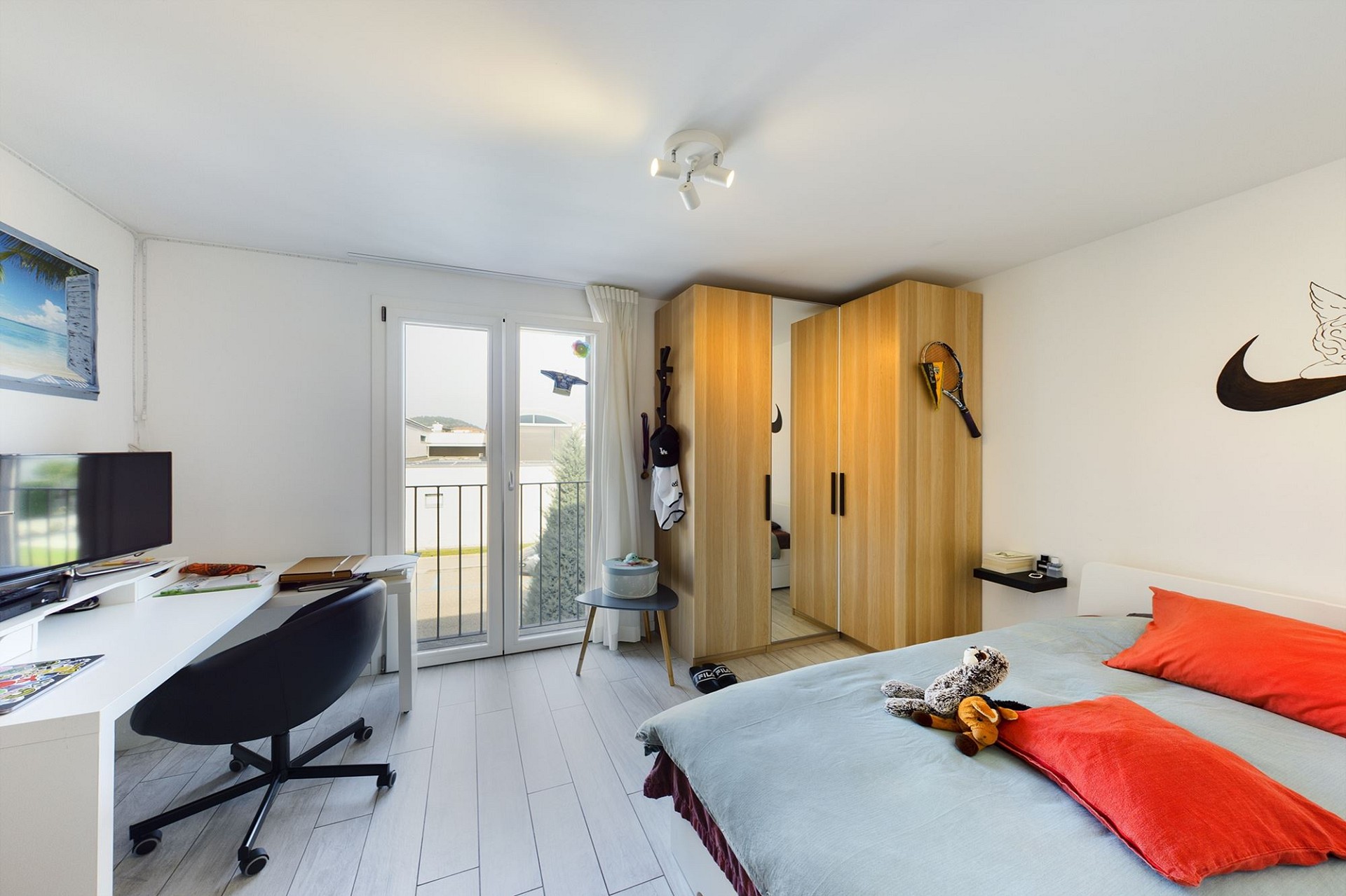 Helles Schlafzimmer mit Balkonzugang