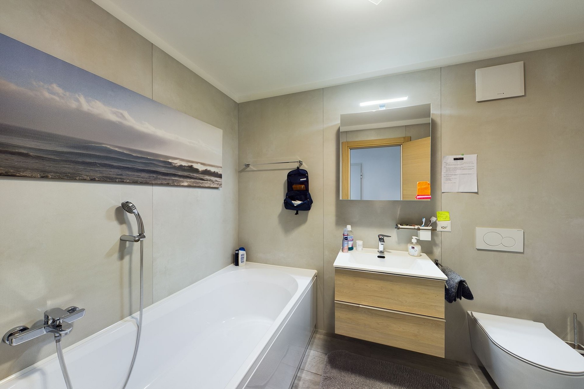 Modernes Badezimmer mit Wanne und Waschtisch