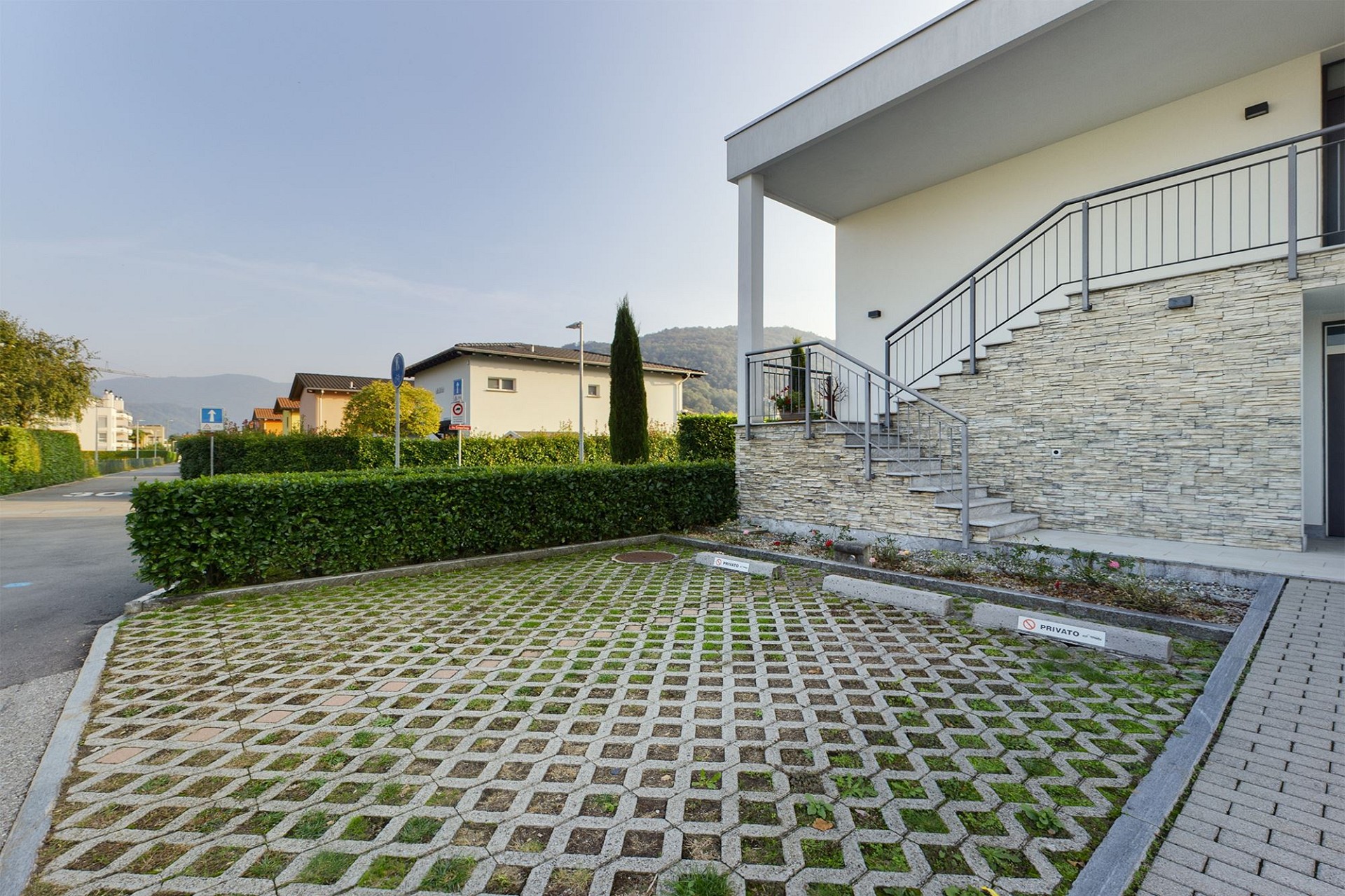 Moderne Hausansicht mit Vorgarten und Außentreppe