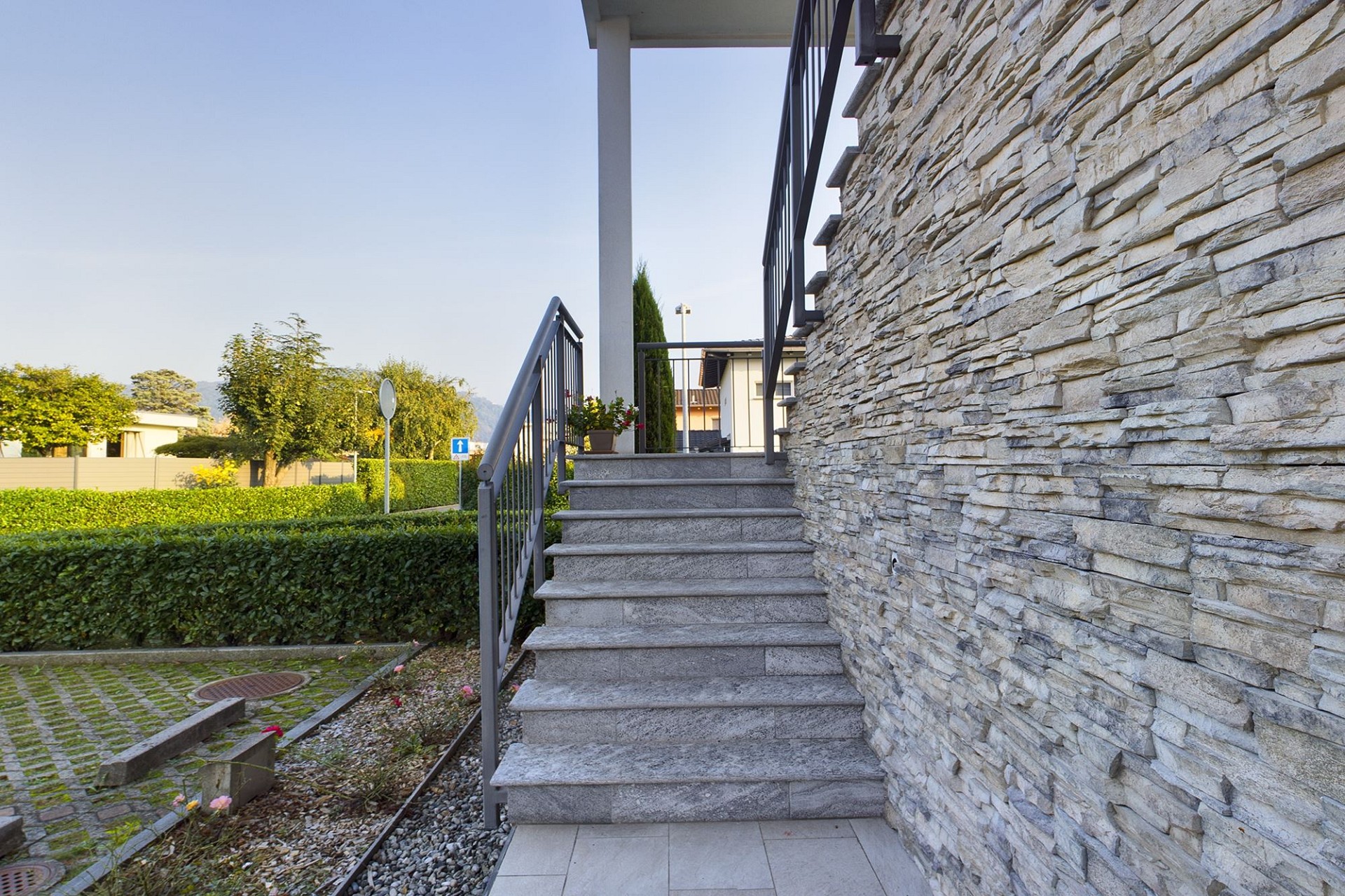 Außentreppe an der Hausfassade