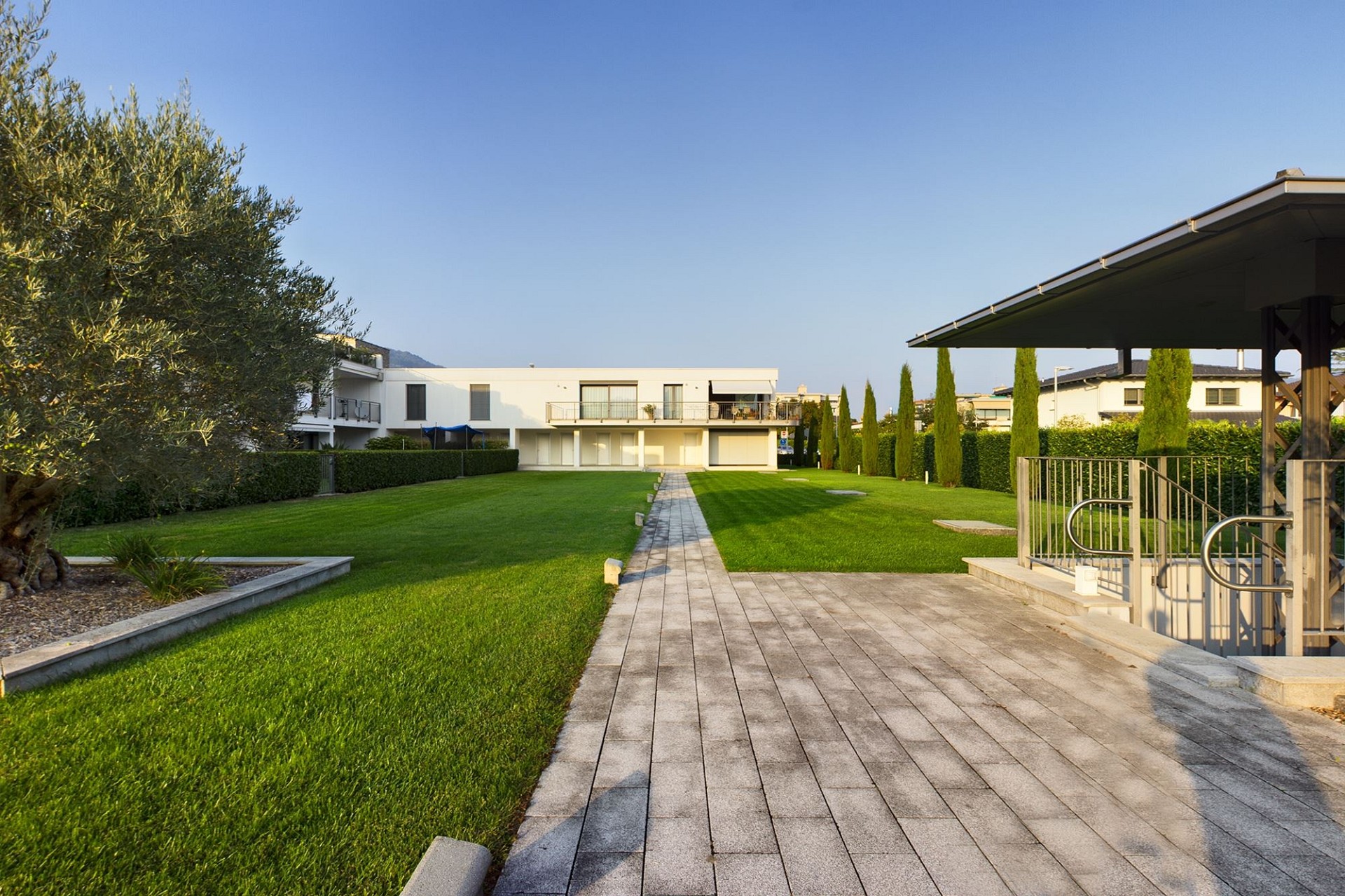 Moderne Außenanlage mit Gartenweg