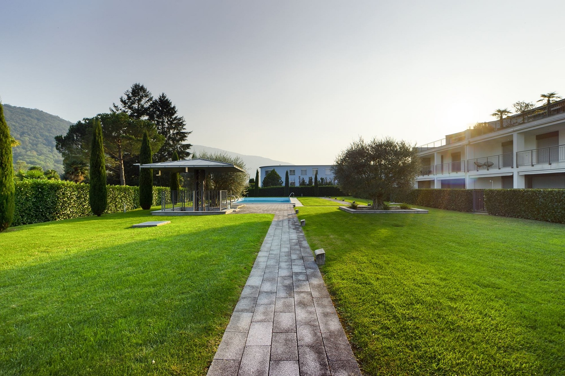 Außenanlage mit Garten und Pool