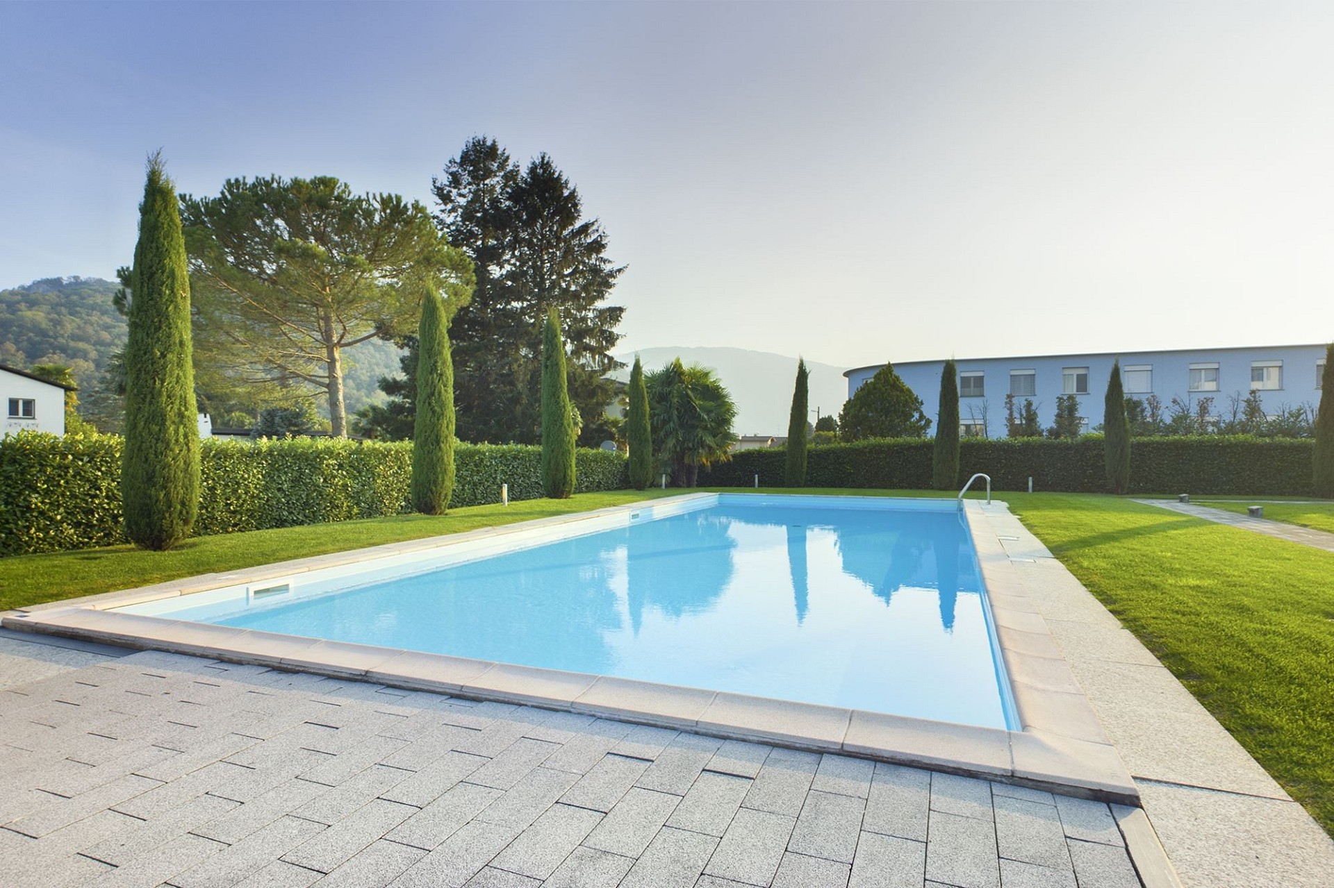 Außenansicht eines Pools mit Garten
