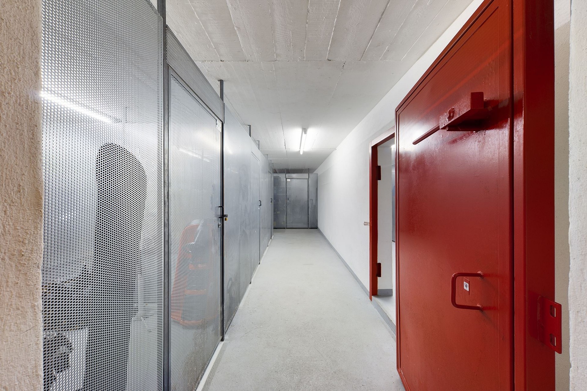 Industrieller Kellerflur mit Metalltüren
