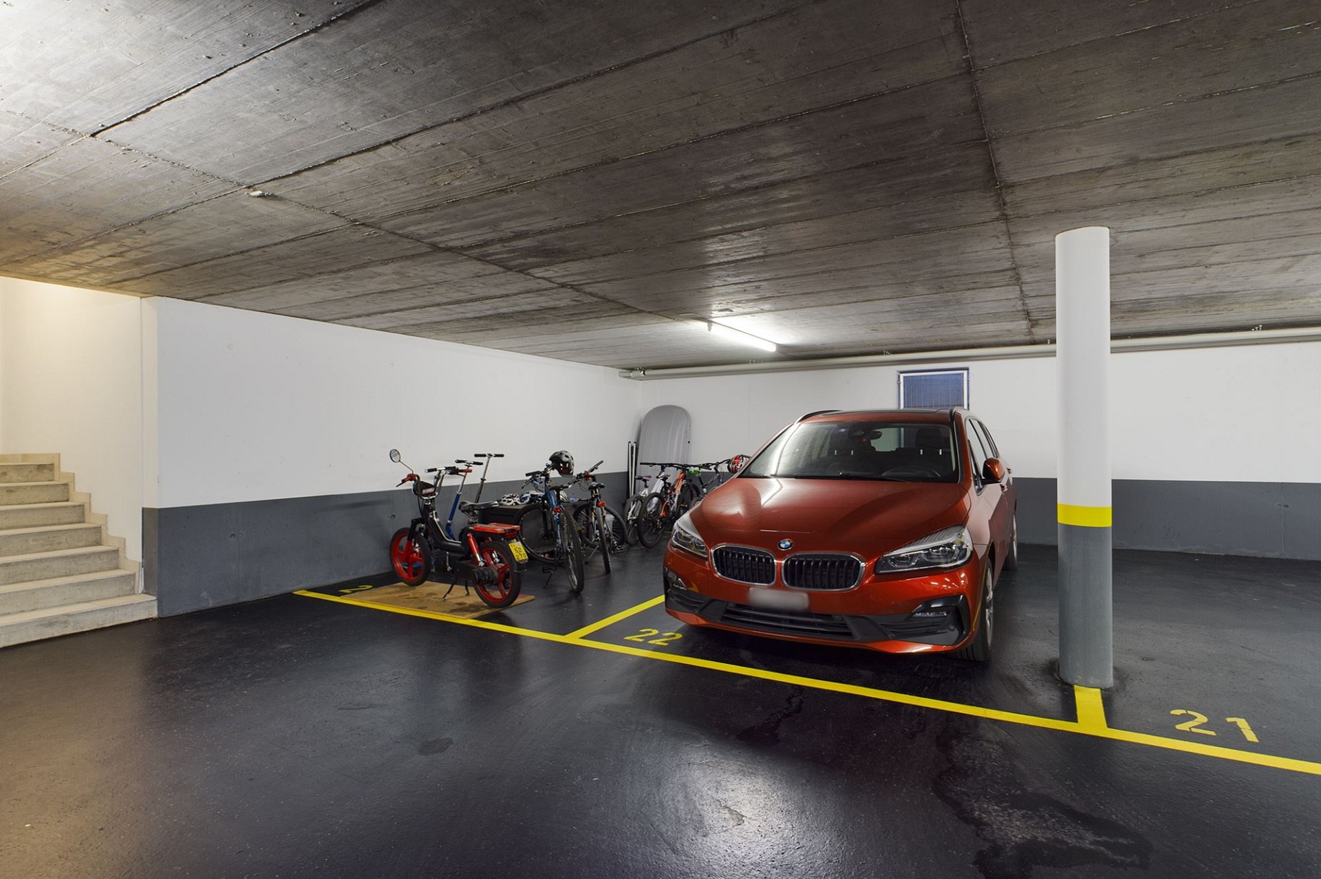 Tiefgarage mit Stellplatz und Fahrzeugen
