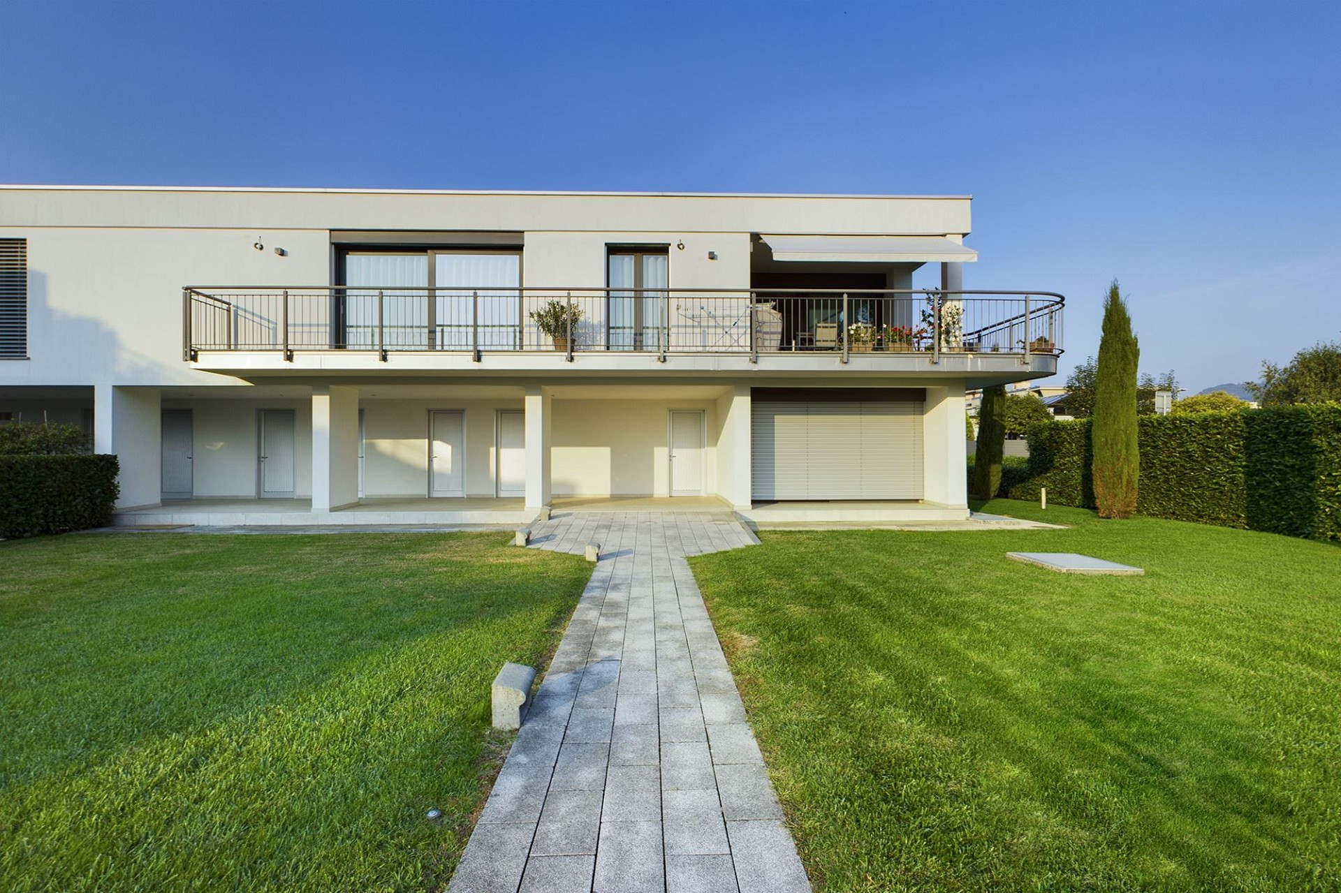 Moderne Wohnanlage mit Balkon und Garten