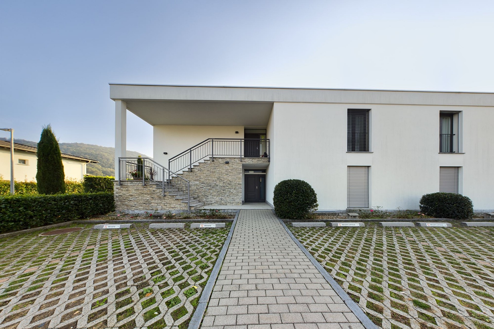 Moderne Hausfassade mit Außentreppe
