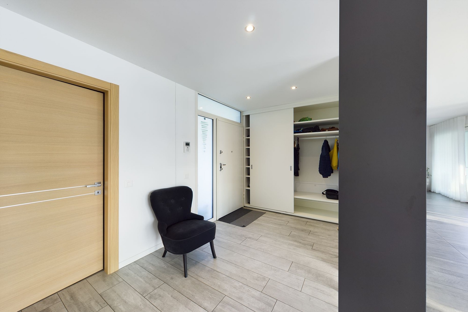 Heller Eingangsbereich mit Garderobe