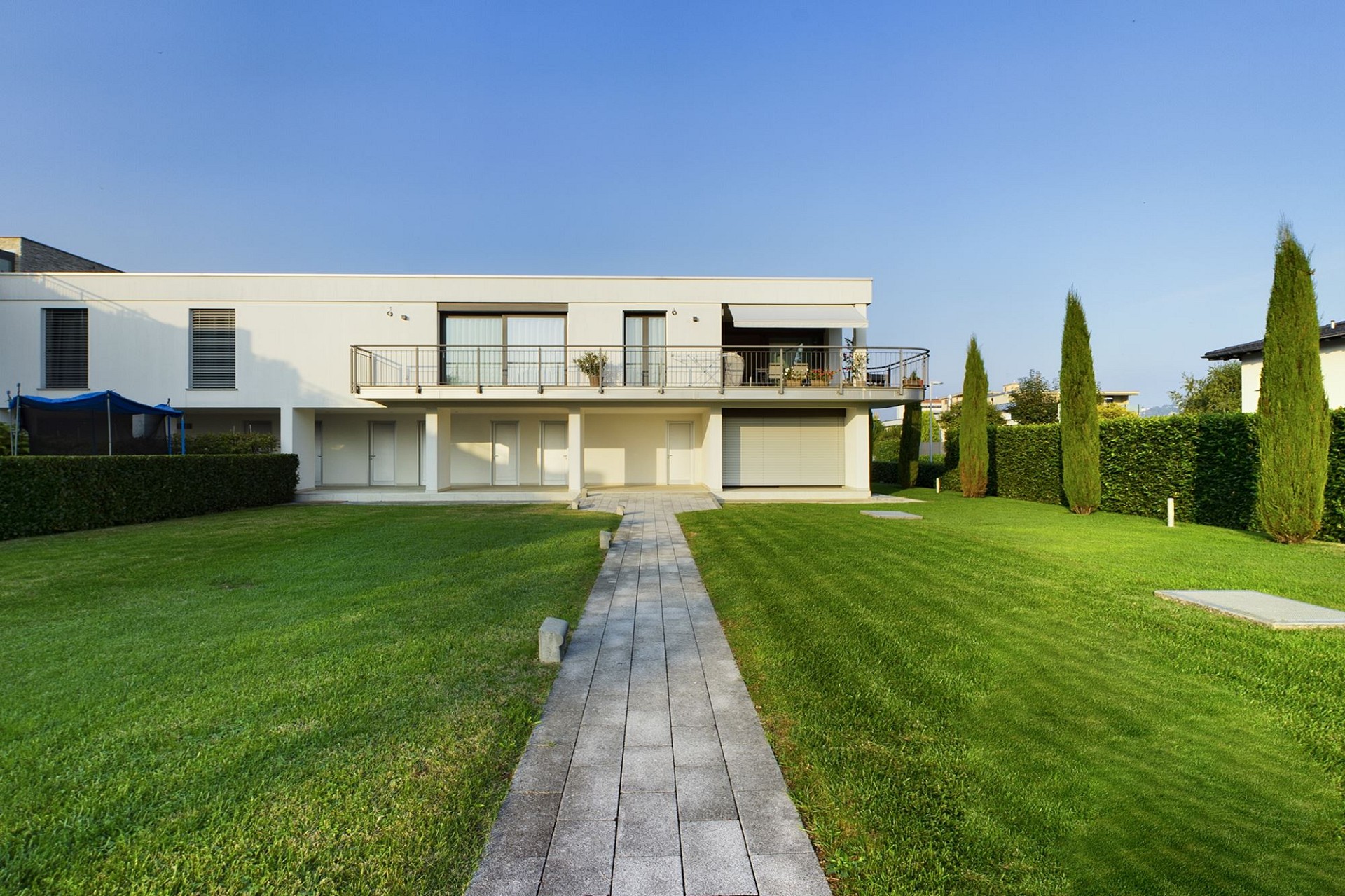 Modernes Einfamilienhaus mit großem Garten