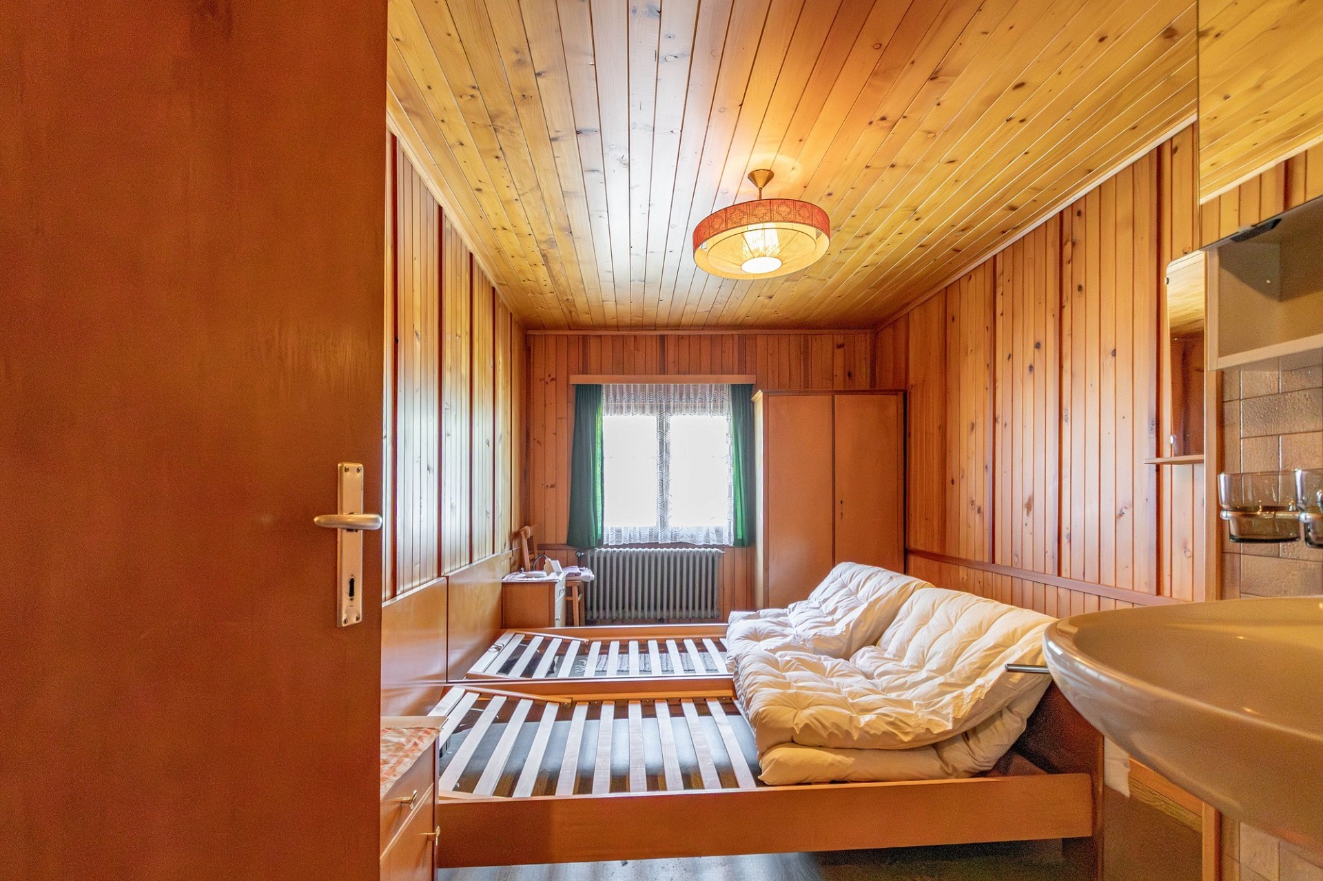 Holzvertäfeltes Schlafzimmer