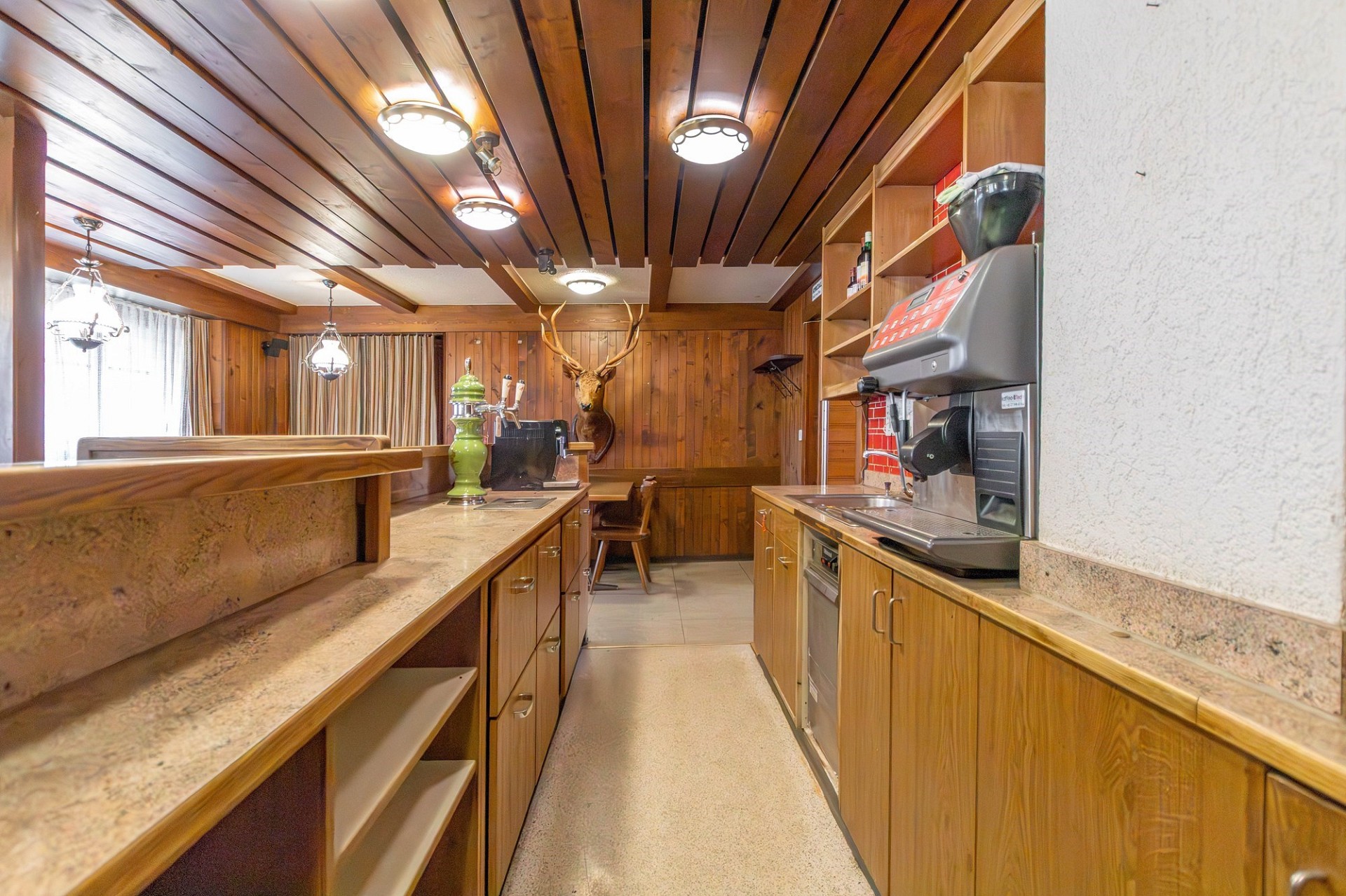 Rustikale Bar-/Küchenzeile mit Holzvertäfelung