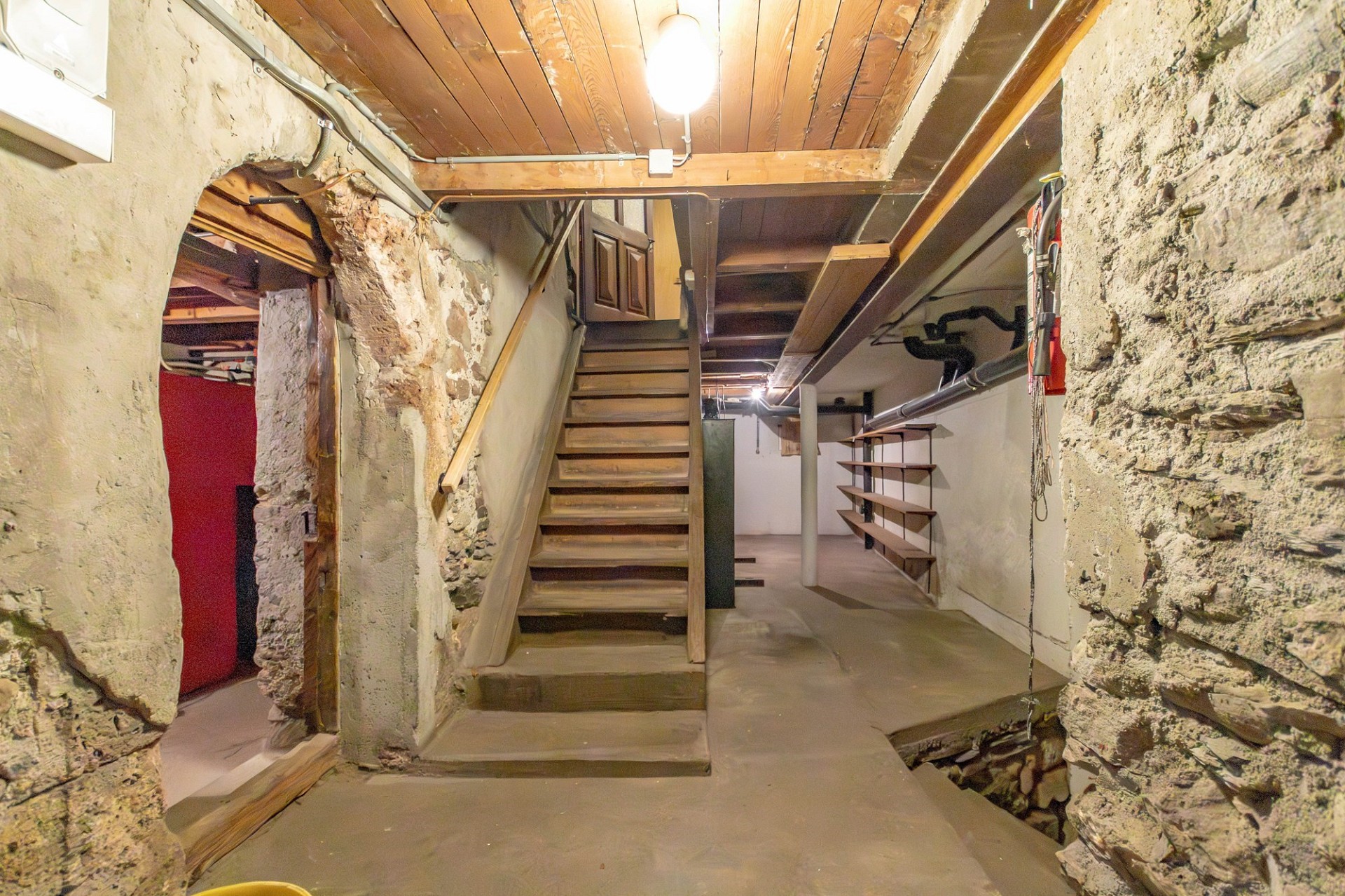 Kellerraum mit Treppe und rohen Natursteinwänden