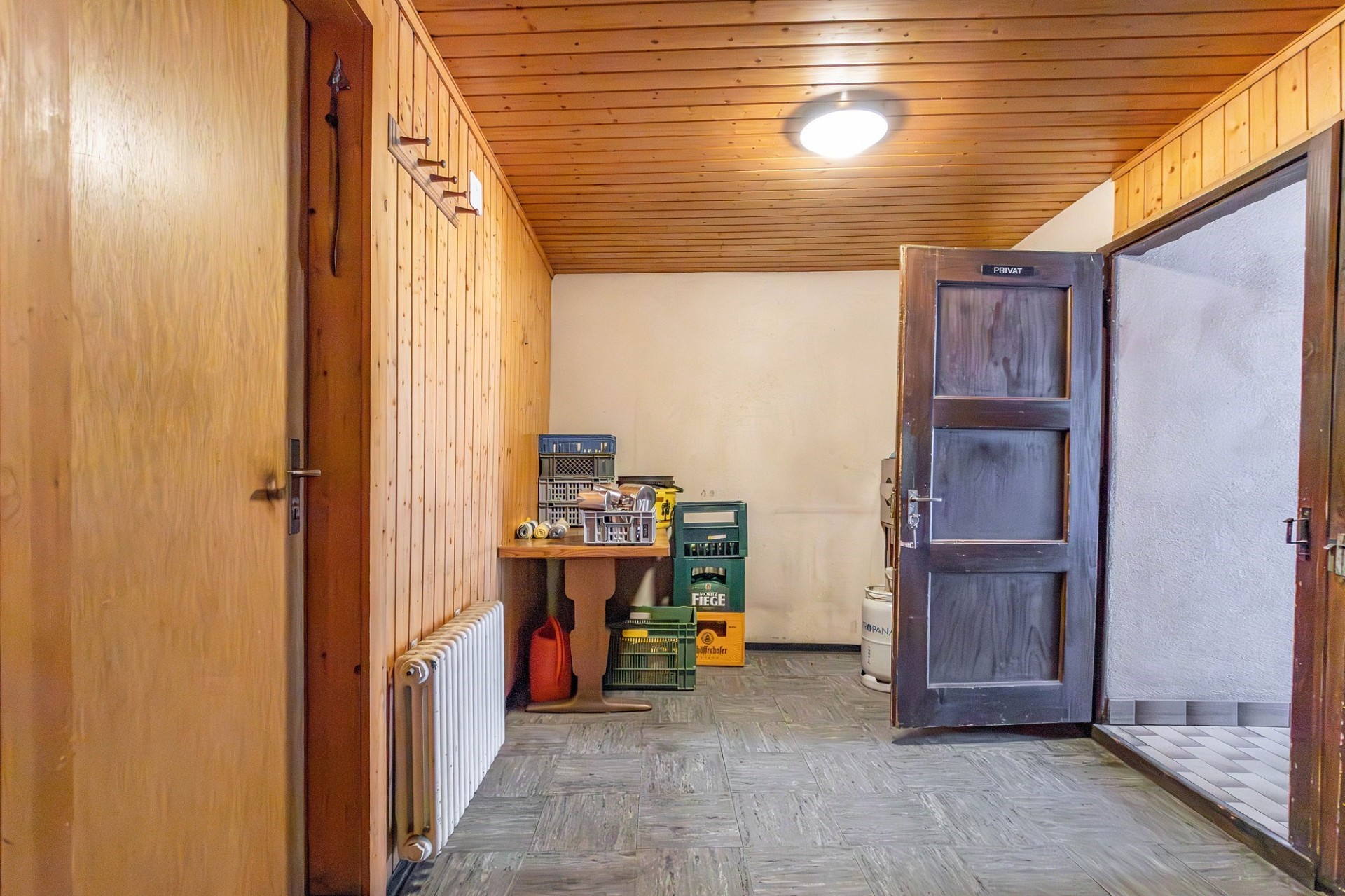 Rustikaler Flur mit Holzvertäfelung