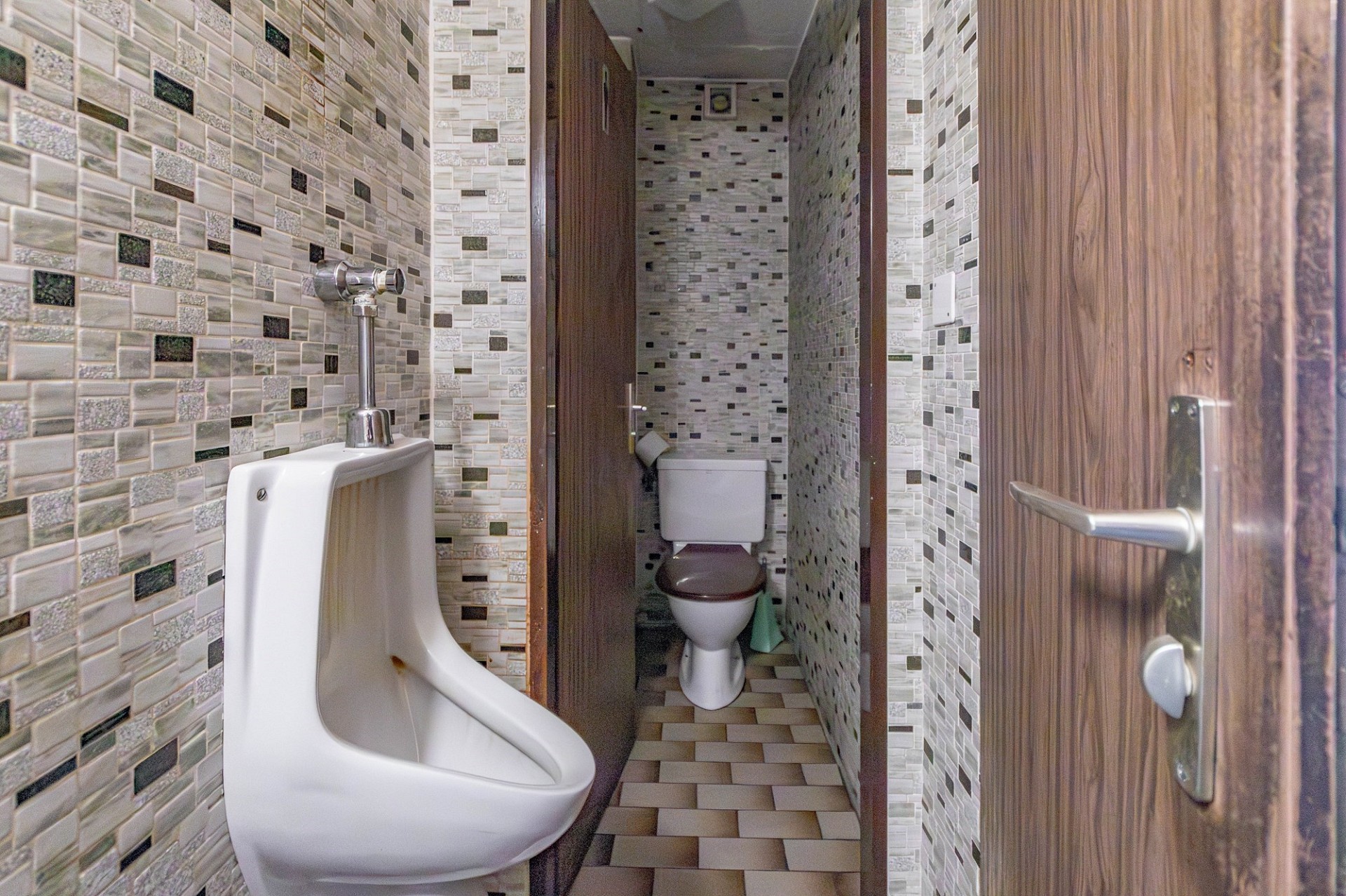 Schmales Gäste-WC mit wandhängendem Urinal und WC