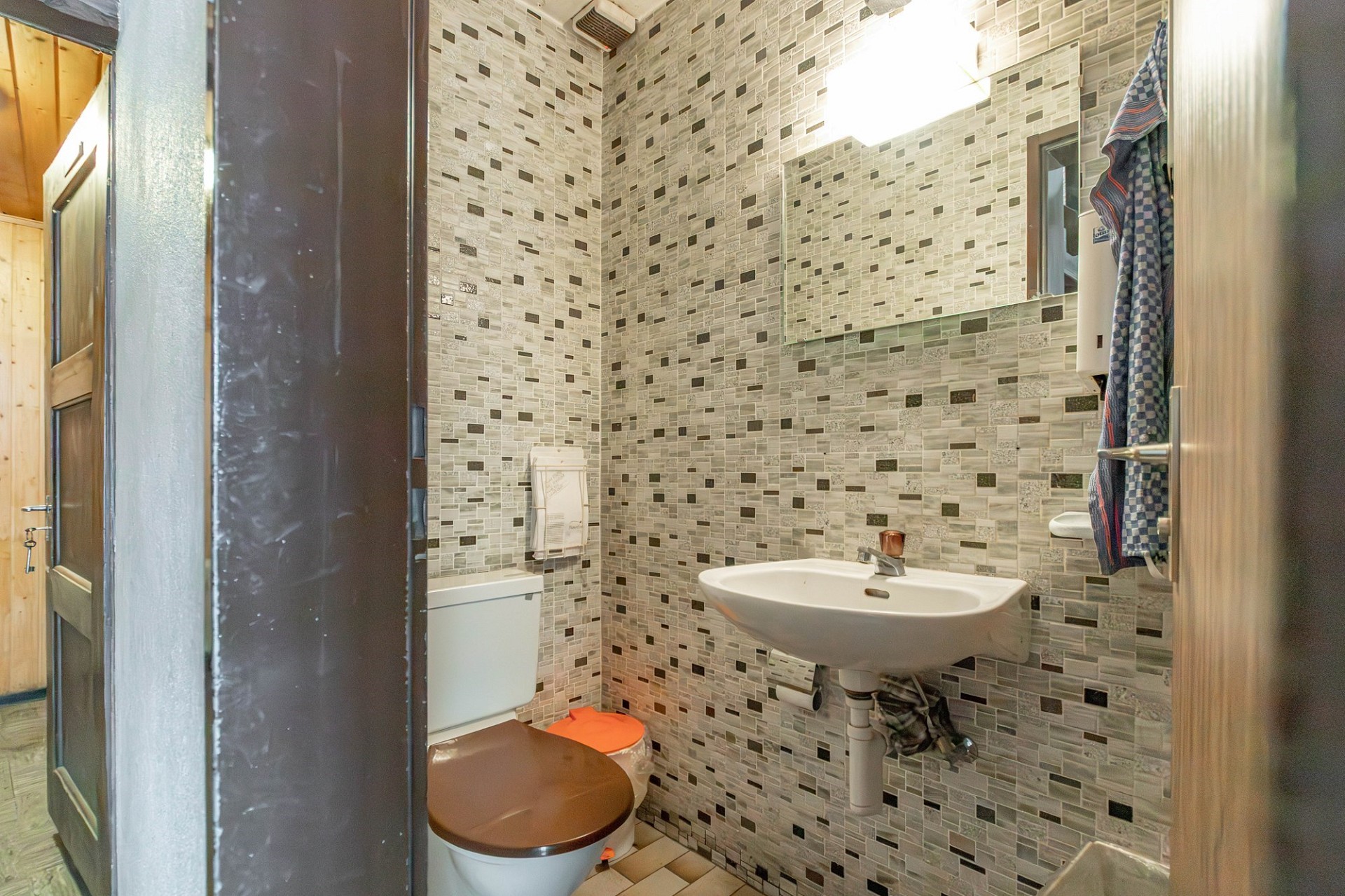 Kleines Bad mit Wandfliesen in Mosaikoptik