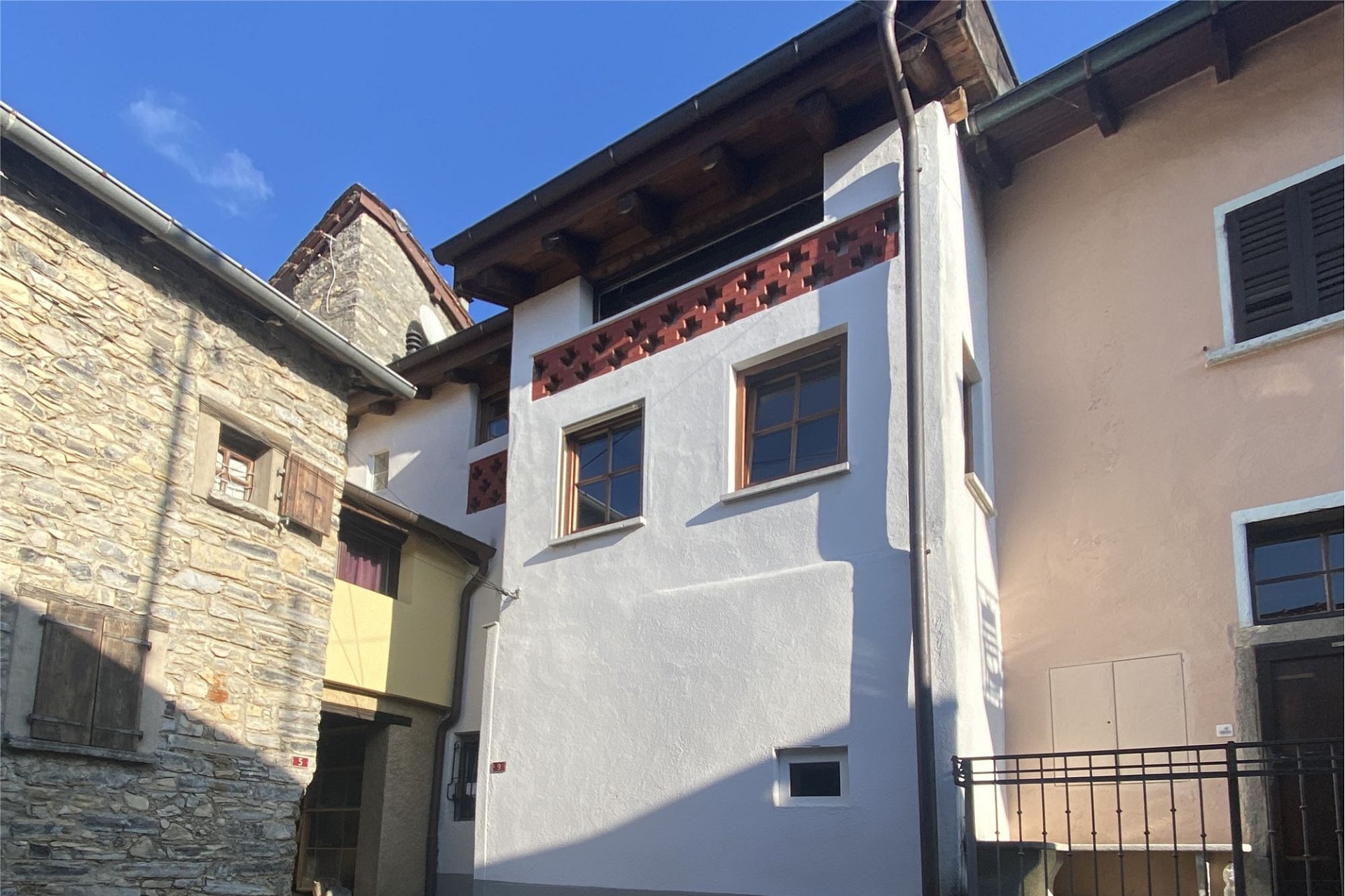 Historische Hausfassaden in enger Gasse