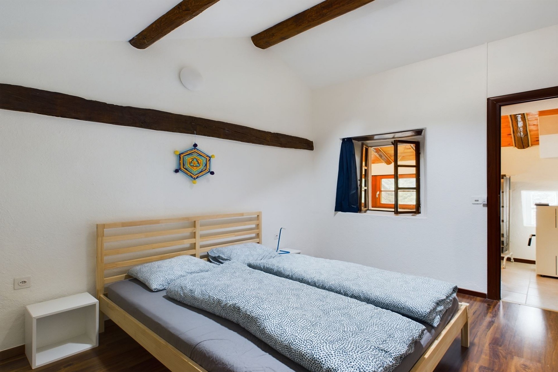 Gemütliches Schlafzimmer mit Holzbalken