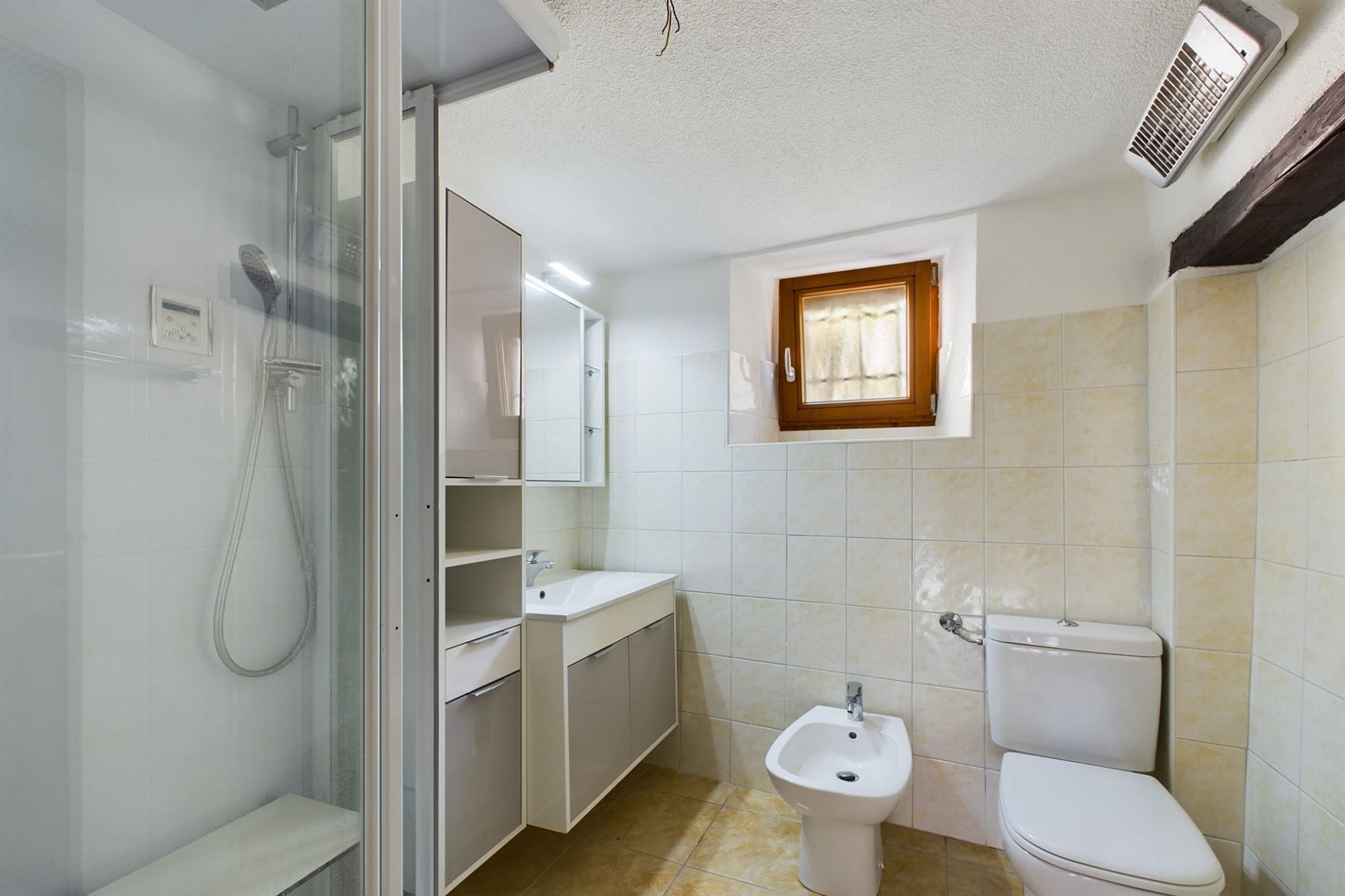 Kleines Badezimmer mit Dusche, WC und Bidet