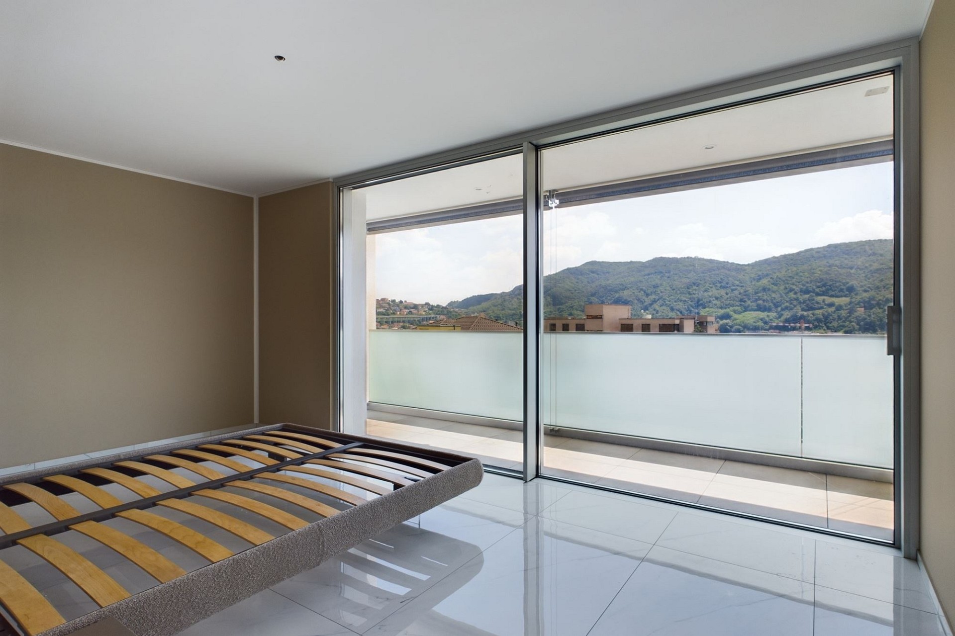 Schlafzimmer mit Balkonblick