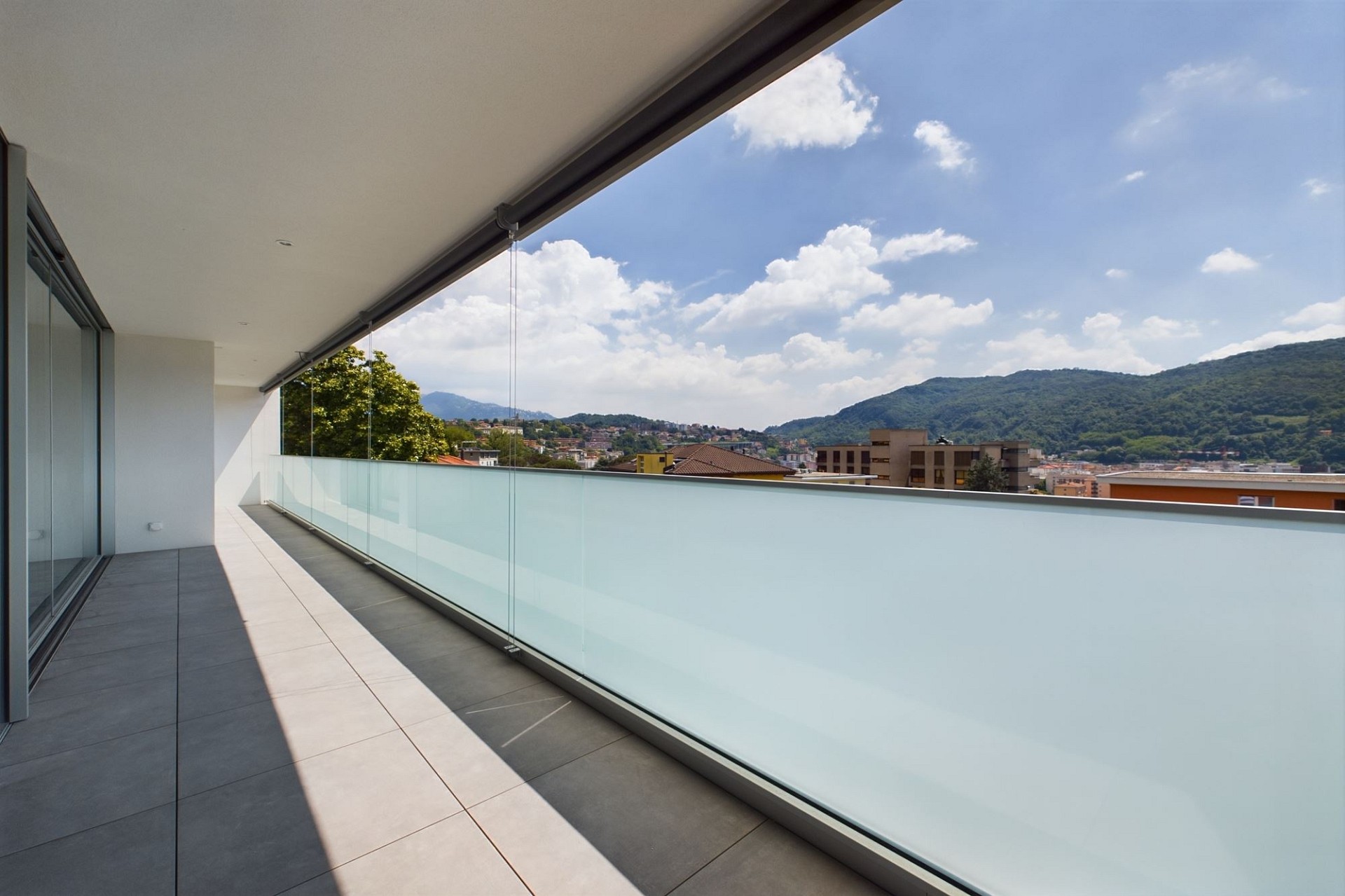 Moderner Balkon mit Bergblick