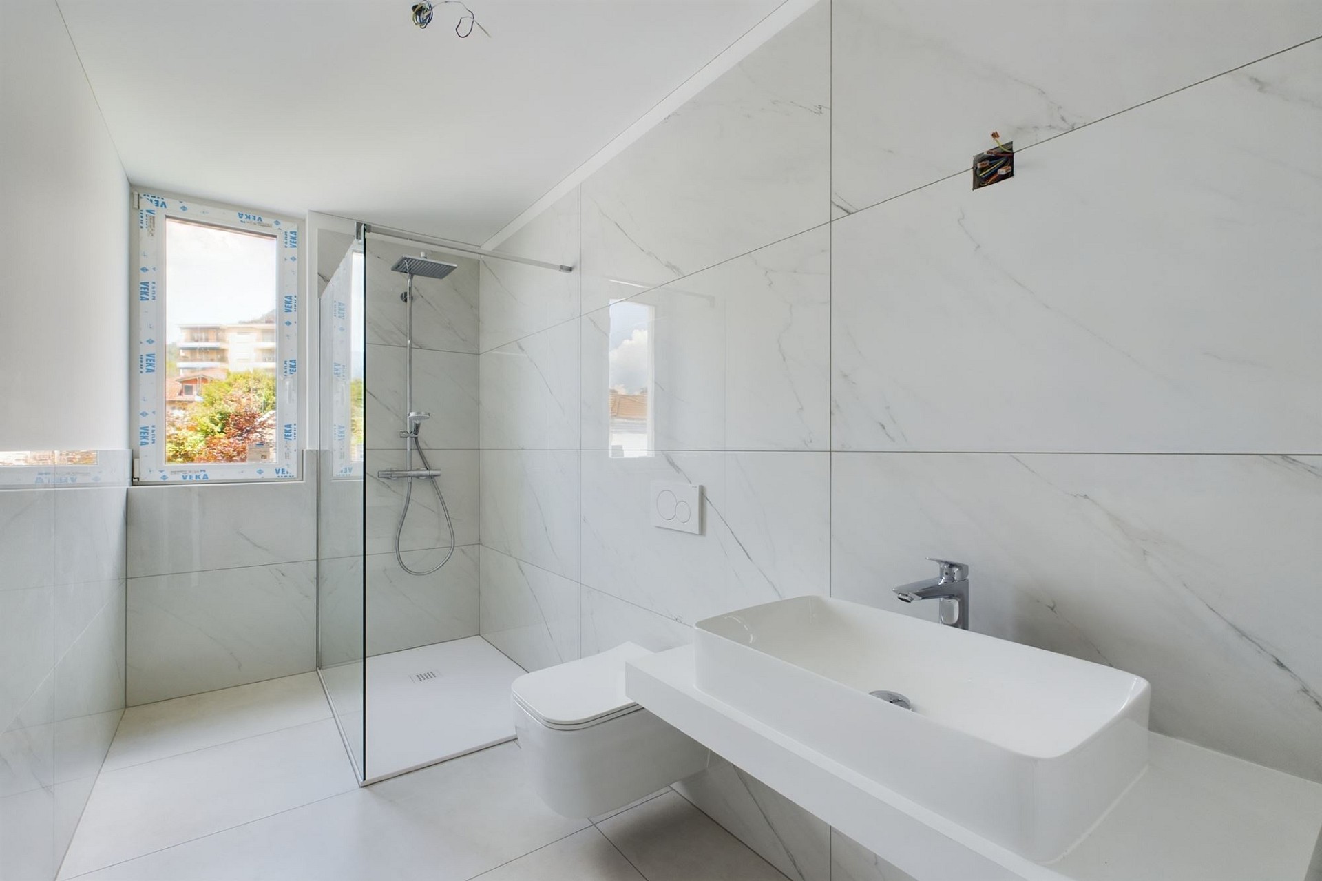 Modernes Badezimmer mit begehbarer Dusche und Fenster