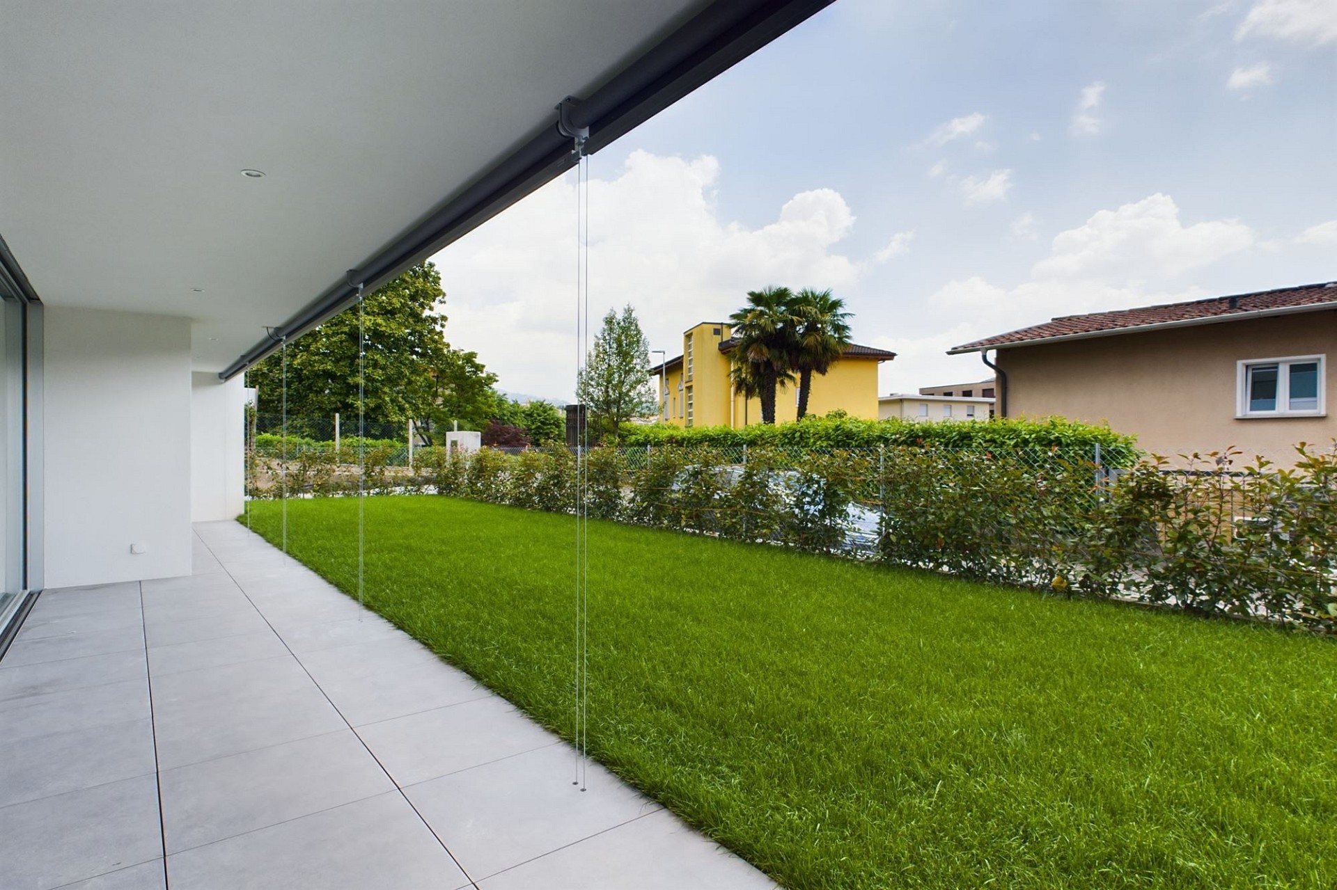 Überdachte Terrasse mit Gartenblick