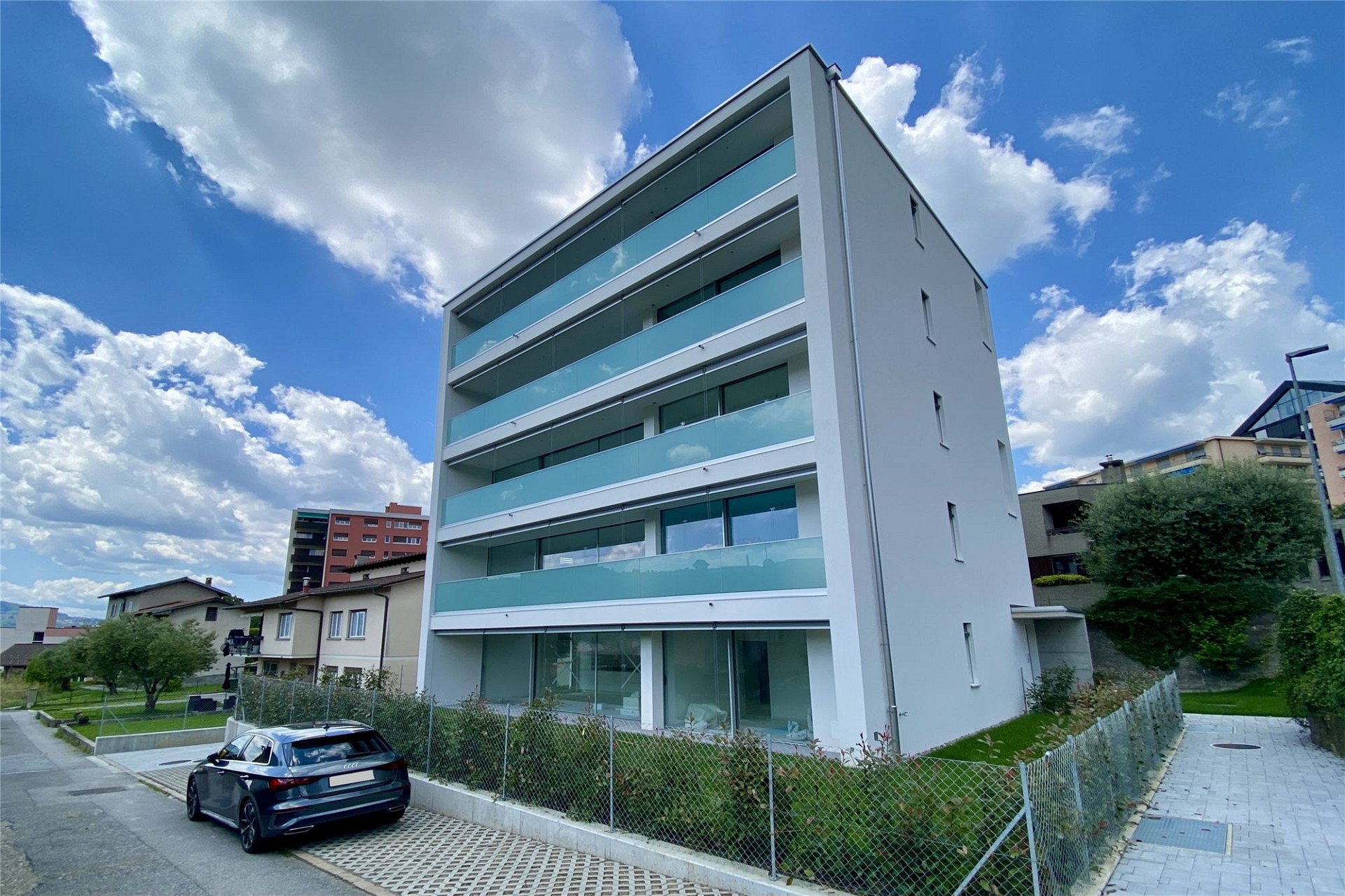 Modernes Mehrfamilienhaus von außen