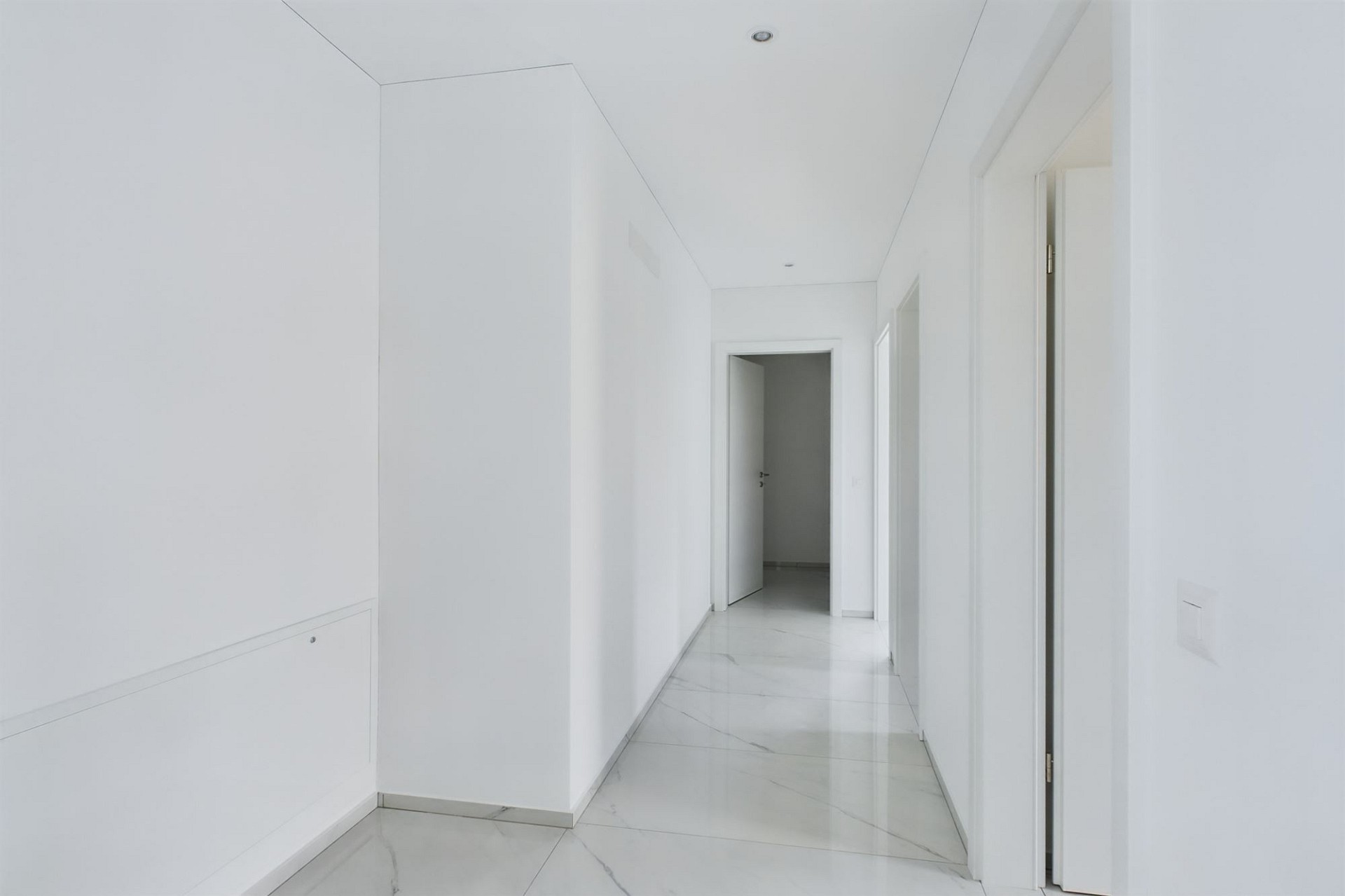 Heller Flur mit weißem Interieur