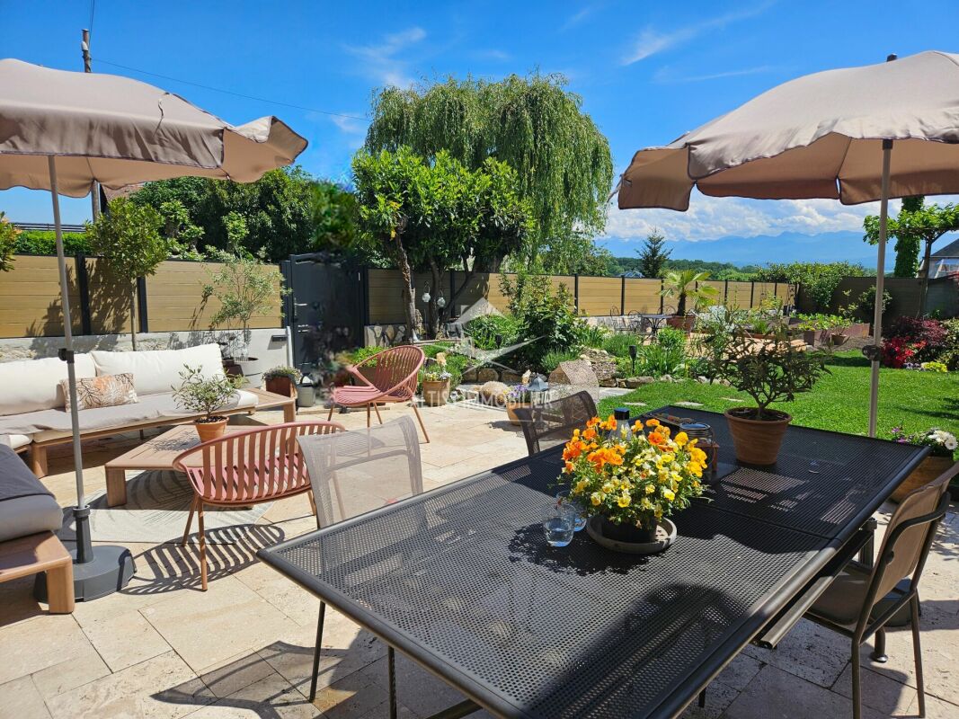 Großzügige Terrasse mit Gartenmöbeln