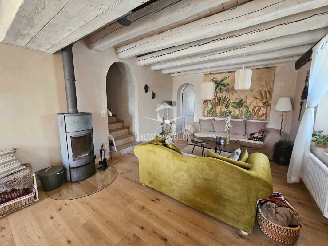 Gemütliches Wohnzimmer mit Holzdeckenbalken