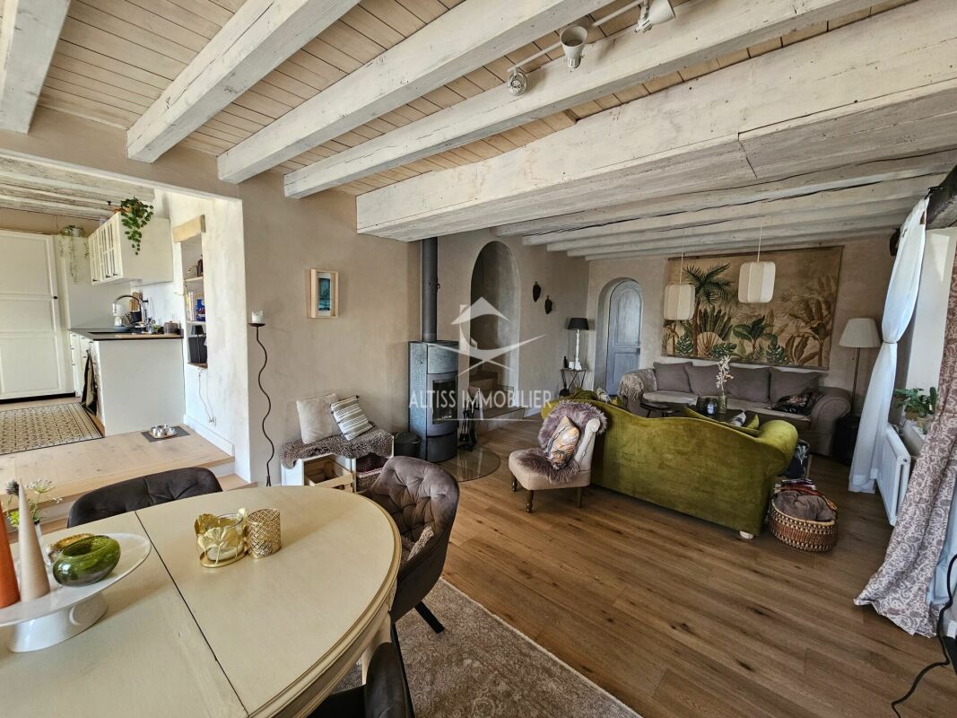 Wohnzimmer mit offener Küche und Kamin