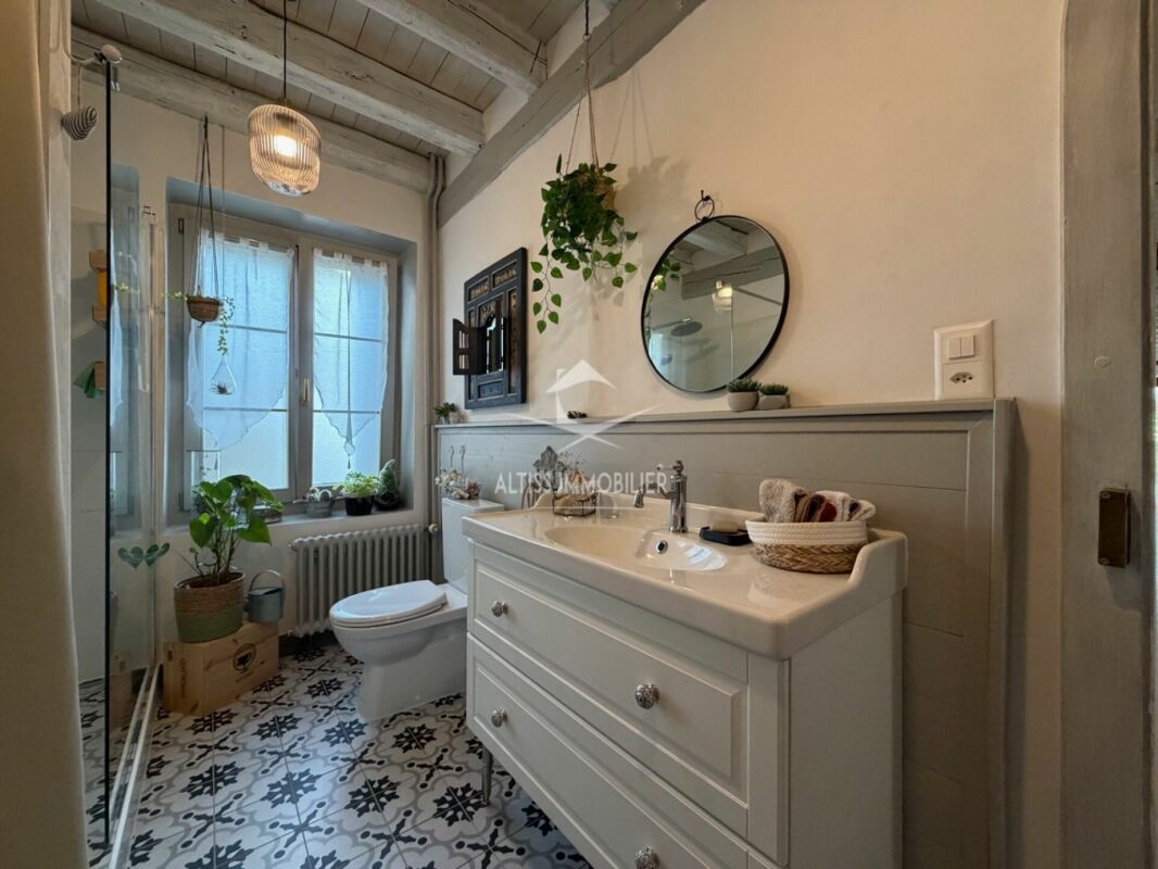 Charmantes Badezimmer mit Vintage-Details