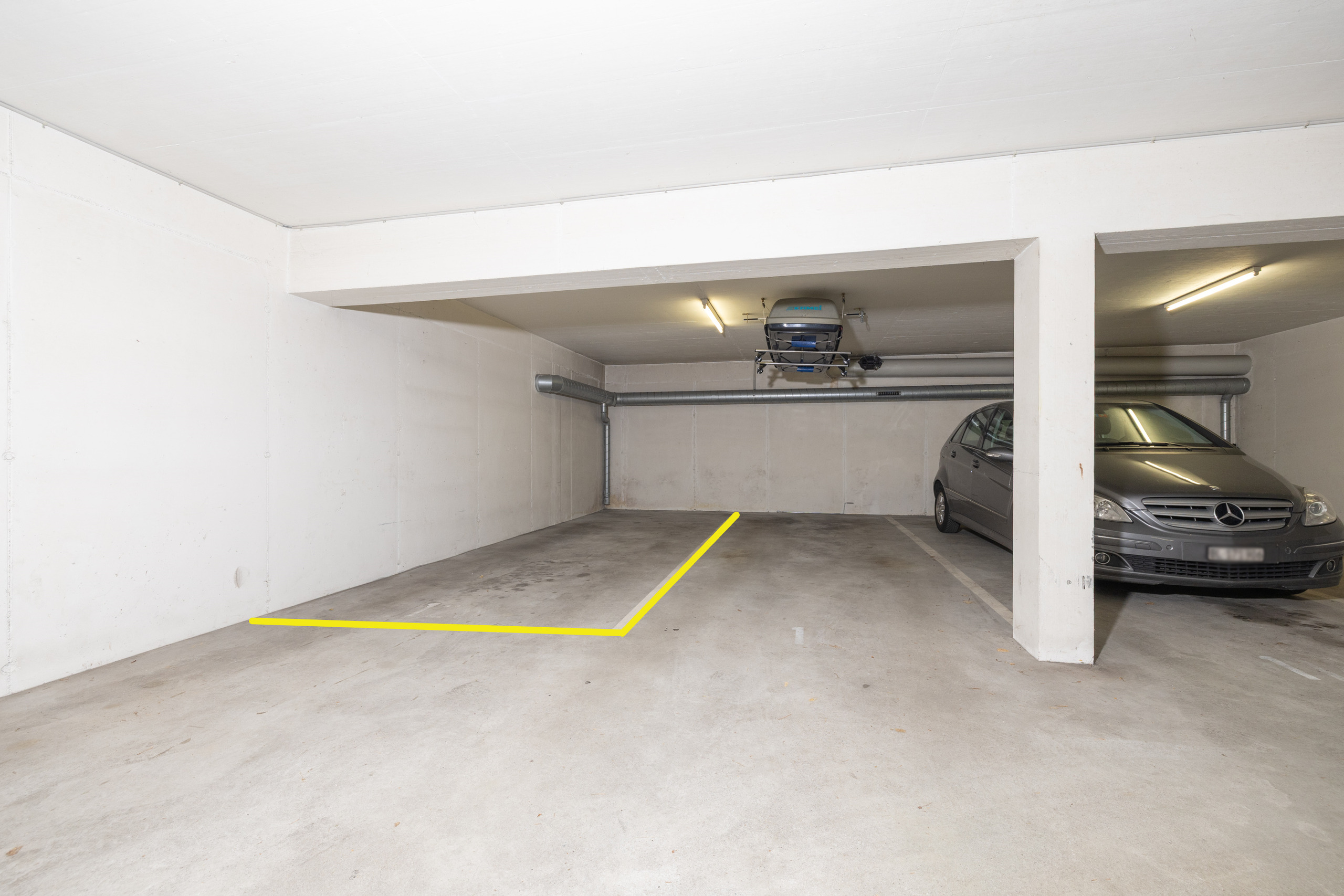 Doppelgarage mit Stellplätzen