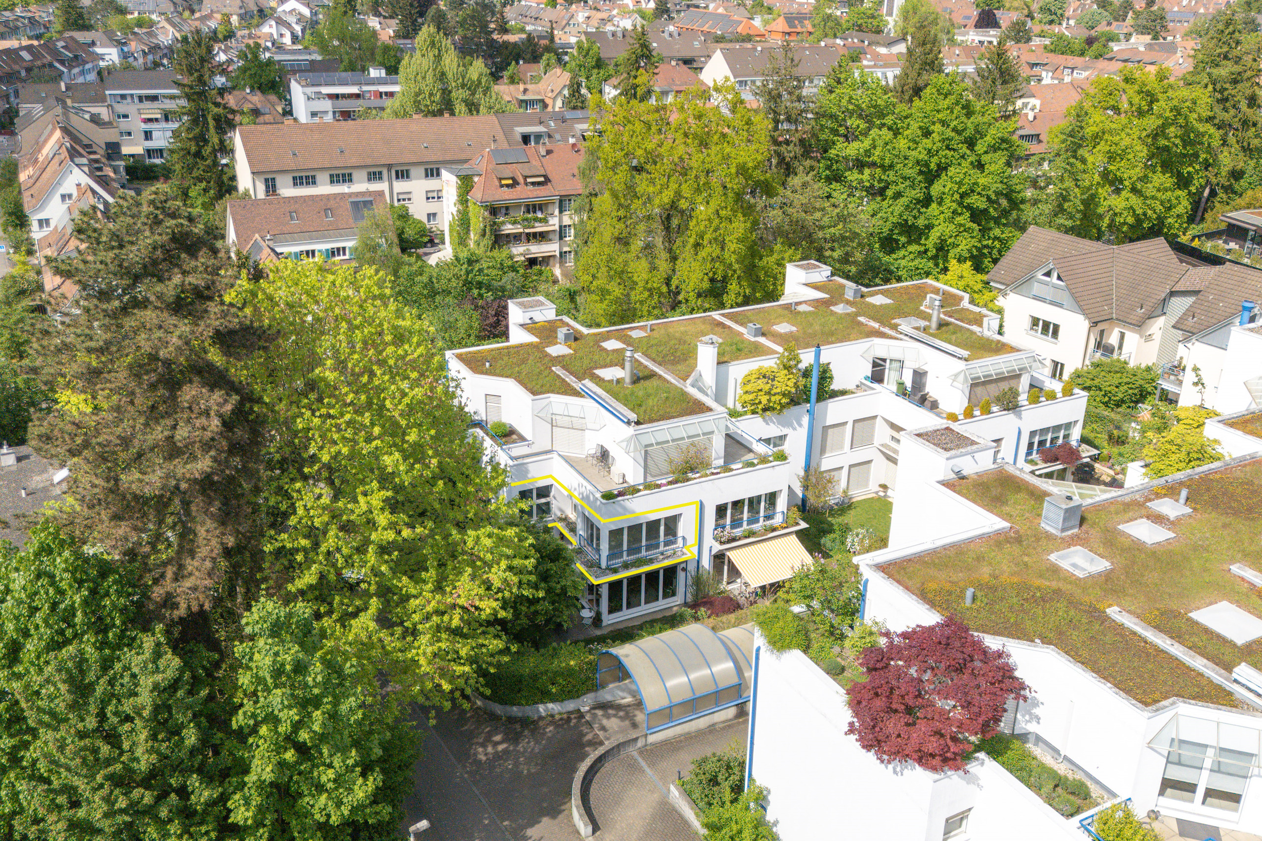 Drohnenblick über eine Wohnanlage mit begrünten Flachdächern